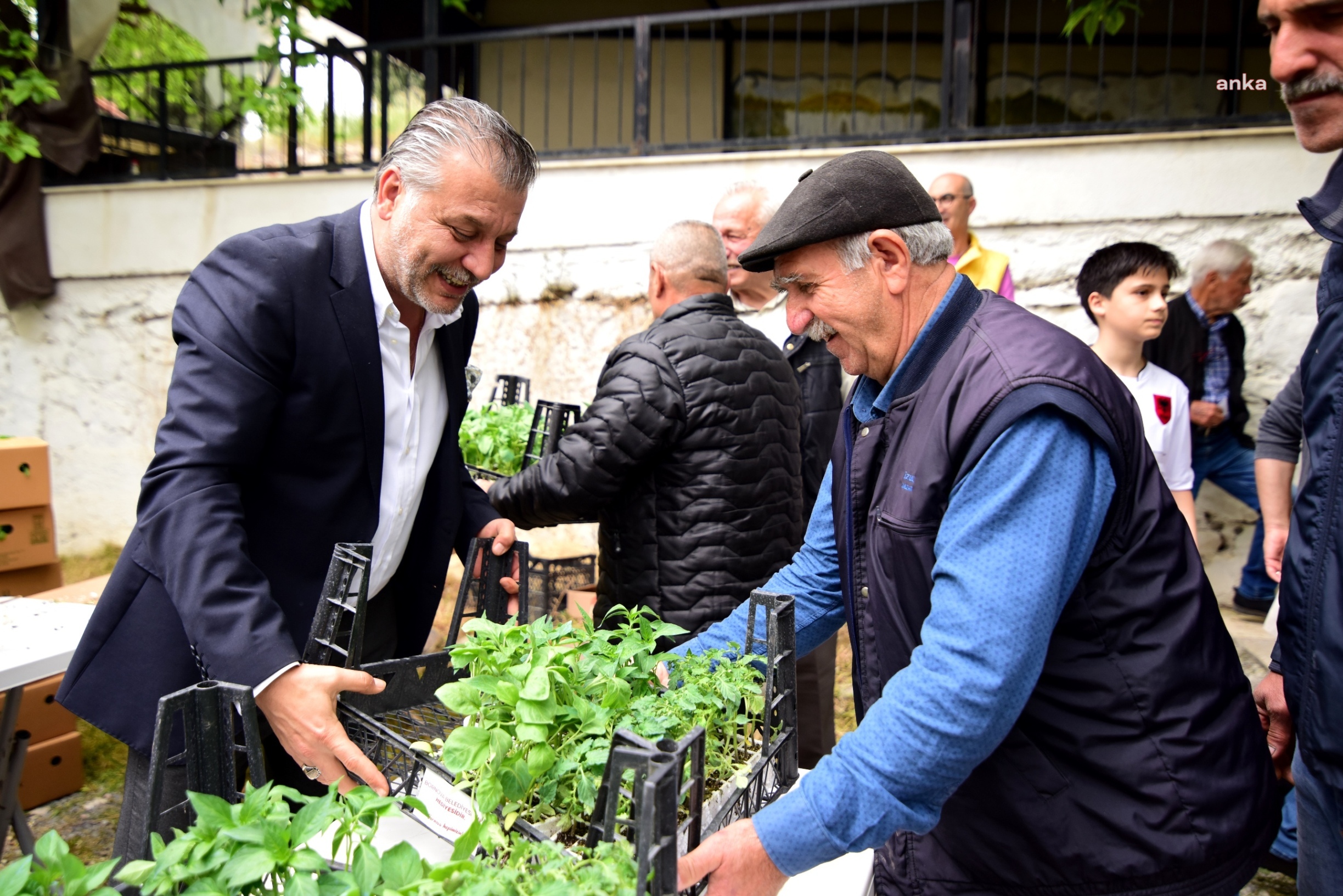 BORNOVA BELEDİYESİ'NİN ÜRETİCİYE DESTEĞİ SÜRÜYOR