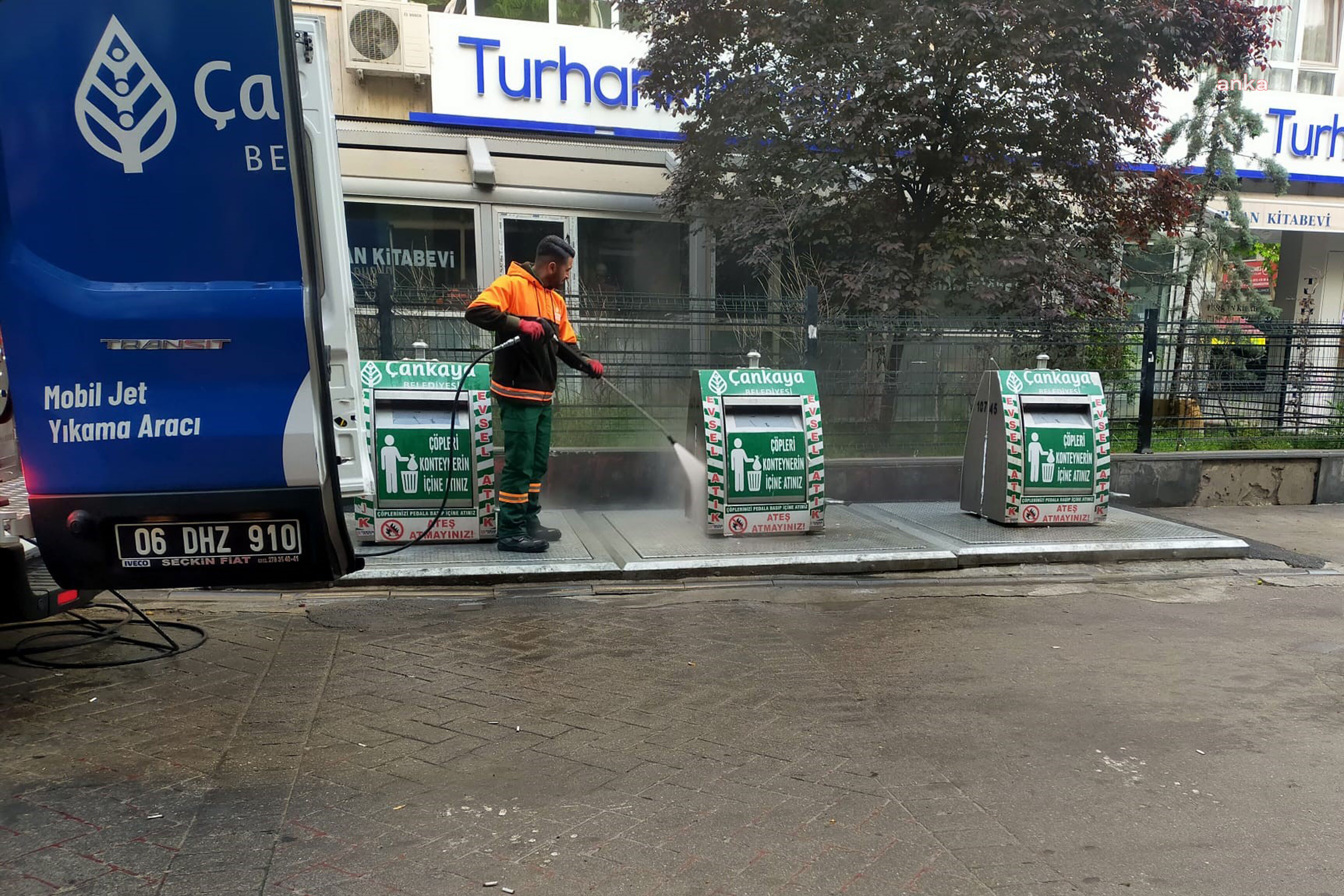 ÇANKAYA BELEDİYESİ EKİPLERİ, İLÇEDE TEMİZLİK ÇALIŞMALARINA DEVAM EDİYOR