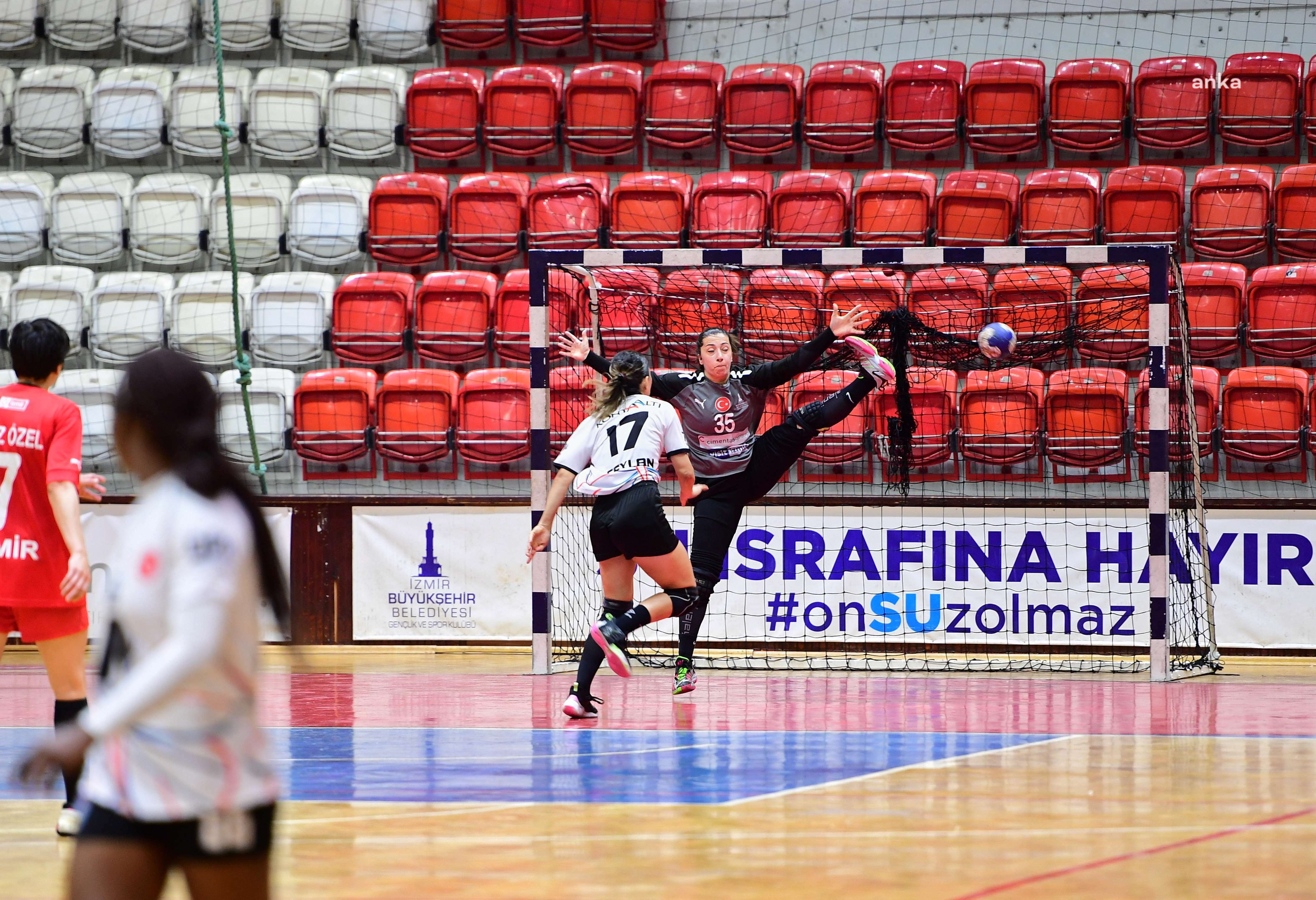 KONYAALTI BELEDİYESİ KADIN HENTBOL TAKIMI, PLAY-OFF YARI FİNAL SERİSİNİN 2. MAÇINA HAZIRLANIYOR