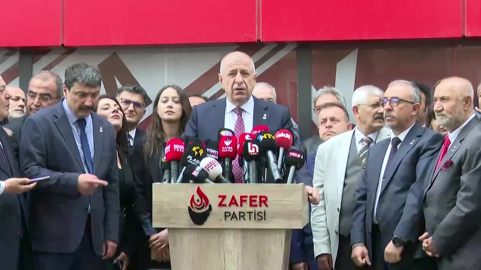 ÜMİT ÖZDAĞ: “SÜRECİ SON AŞAMADA DA OLUMLU GERÇEKLEŞTİREBİLİRSEK YARIN 11.00’DE KILIÇDAROĞLU İLE AÇIKLAMA YAPACAĞIZ”