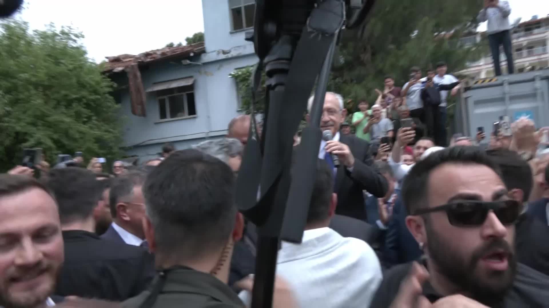 MİLLET İTTİFAKI CUMHURBAŞKANI ADAYI KILIÇDAROĞLU HATAY’DA ÇADIR KENT ALANINI ZİYARET ETTİ… KILIÇDAROĞLU: “SİZLERİN ACILARI, DEPREMİ YAŞAN BÜTÜN VATANDAŞLARIN ACILARI AYNI ZAMANDA BENİM DE ACIMDIR”