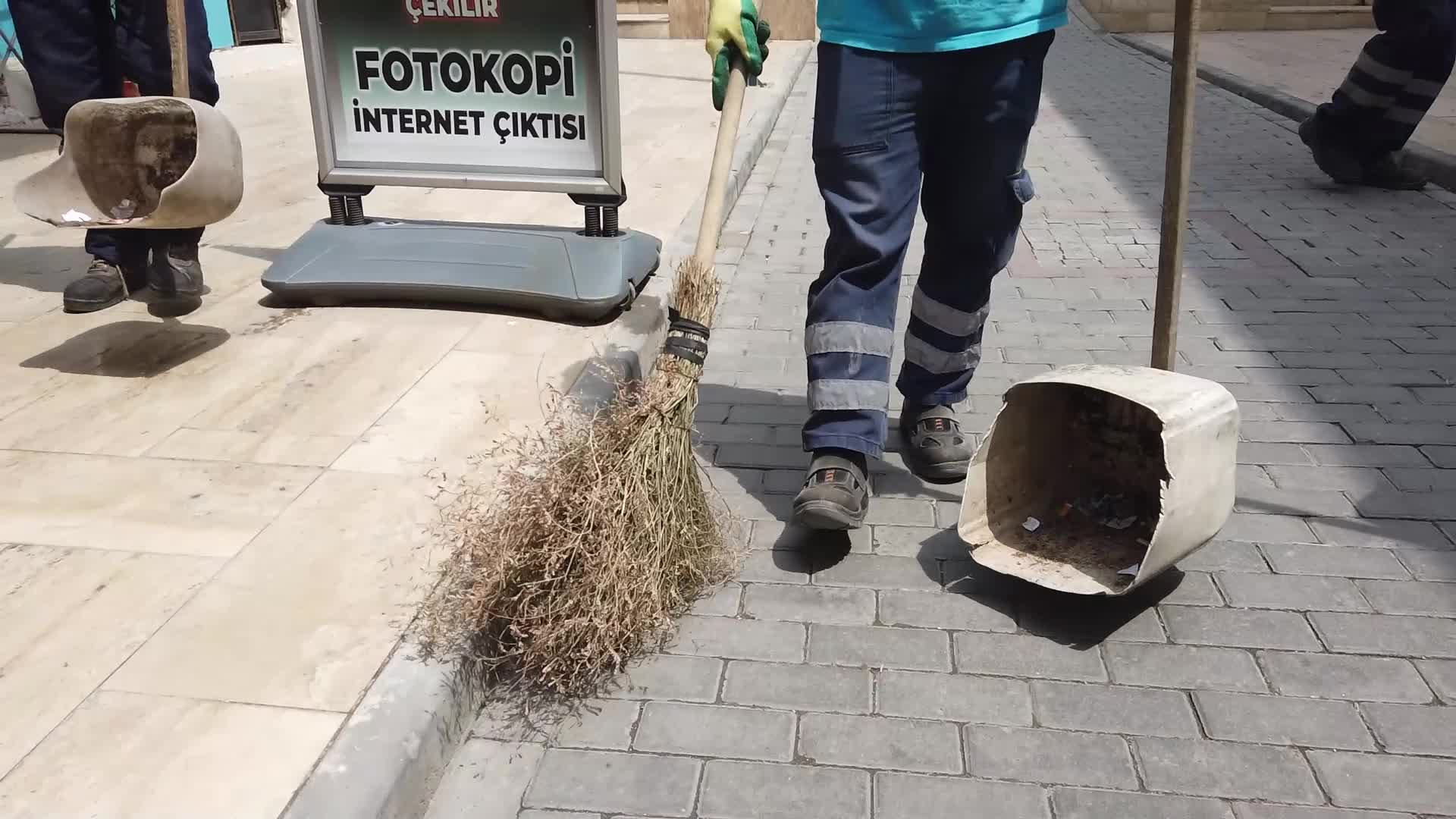 EFELER BELEDİYESİ, İLÇEDE TEMİZLİK ÇALIŞMALARINI SÜRDÜRÜYOR