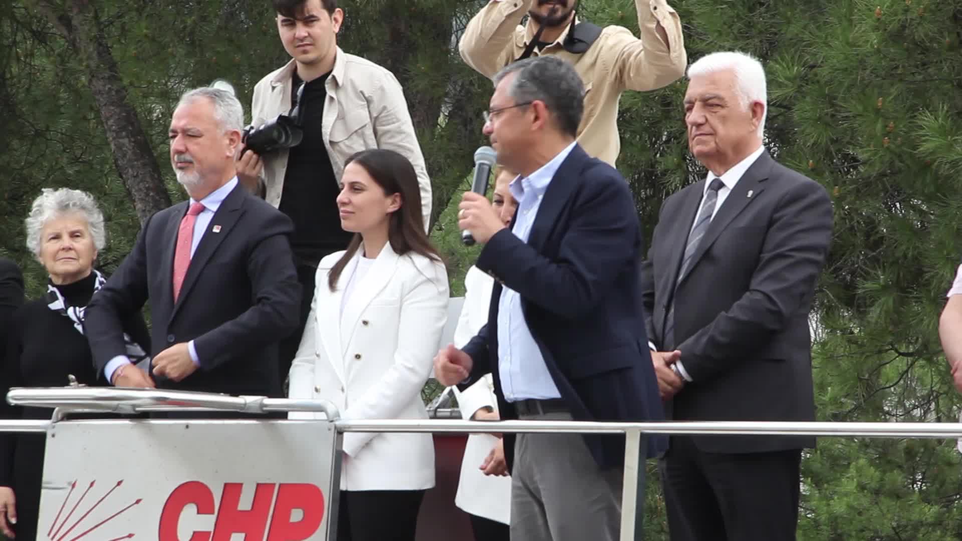 ÖZGÜR ÖZEL, MUĞLA'DA: "O VİDEOYU OYNATANA, O VİDEOYA İNANANA ŞUNU SÖYLEYİN; ‘ABDULLAH ÖCALAN'I SERBEST BIRAKACAĞIZ’ DİYEN NAMUSSUZDUR"