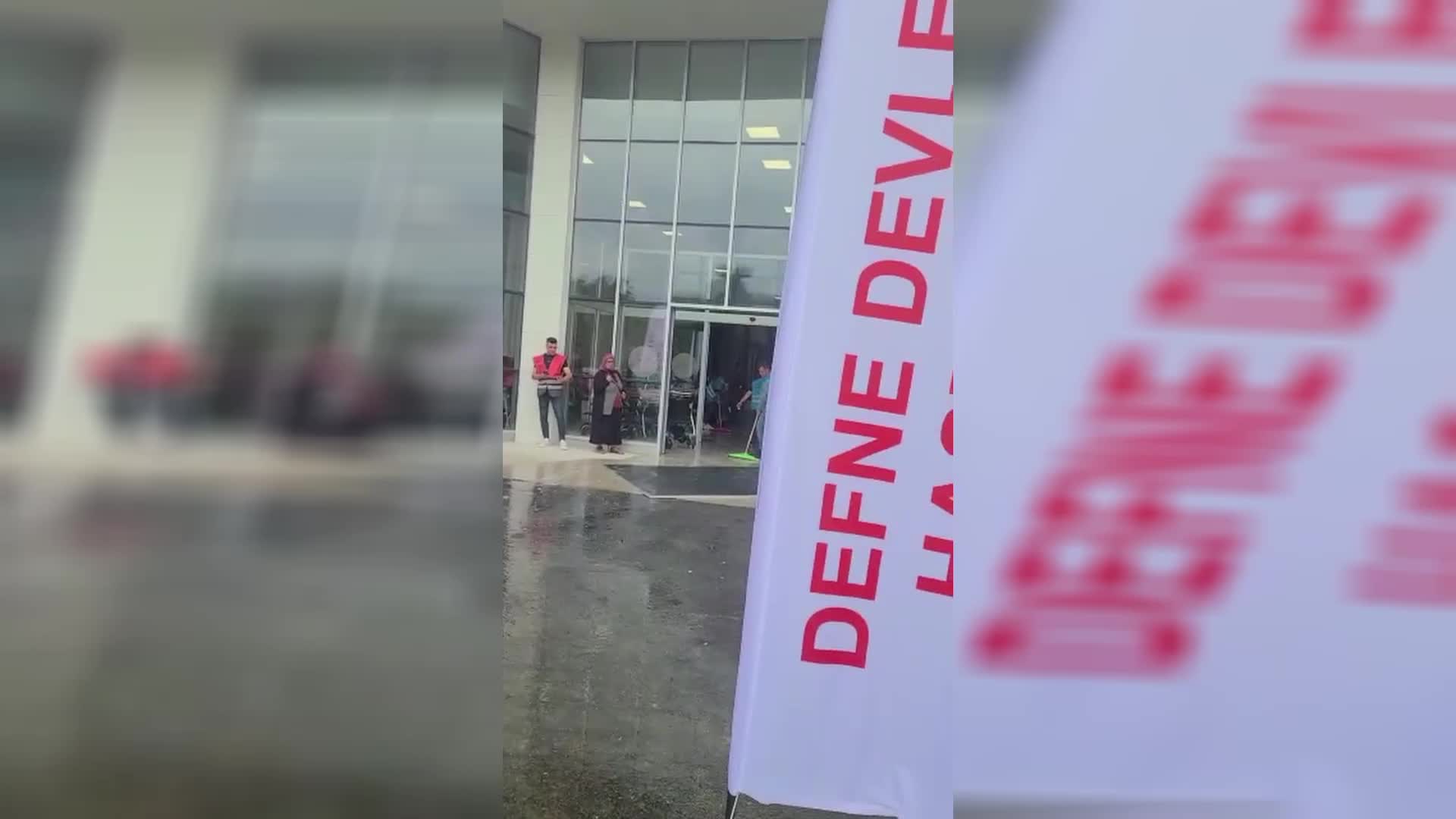 ERDOĞAN’IN AÇTIĞI DEFNE DEVLET HASTANESİ’Nİ SU BASTI