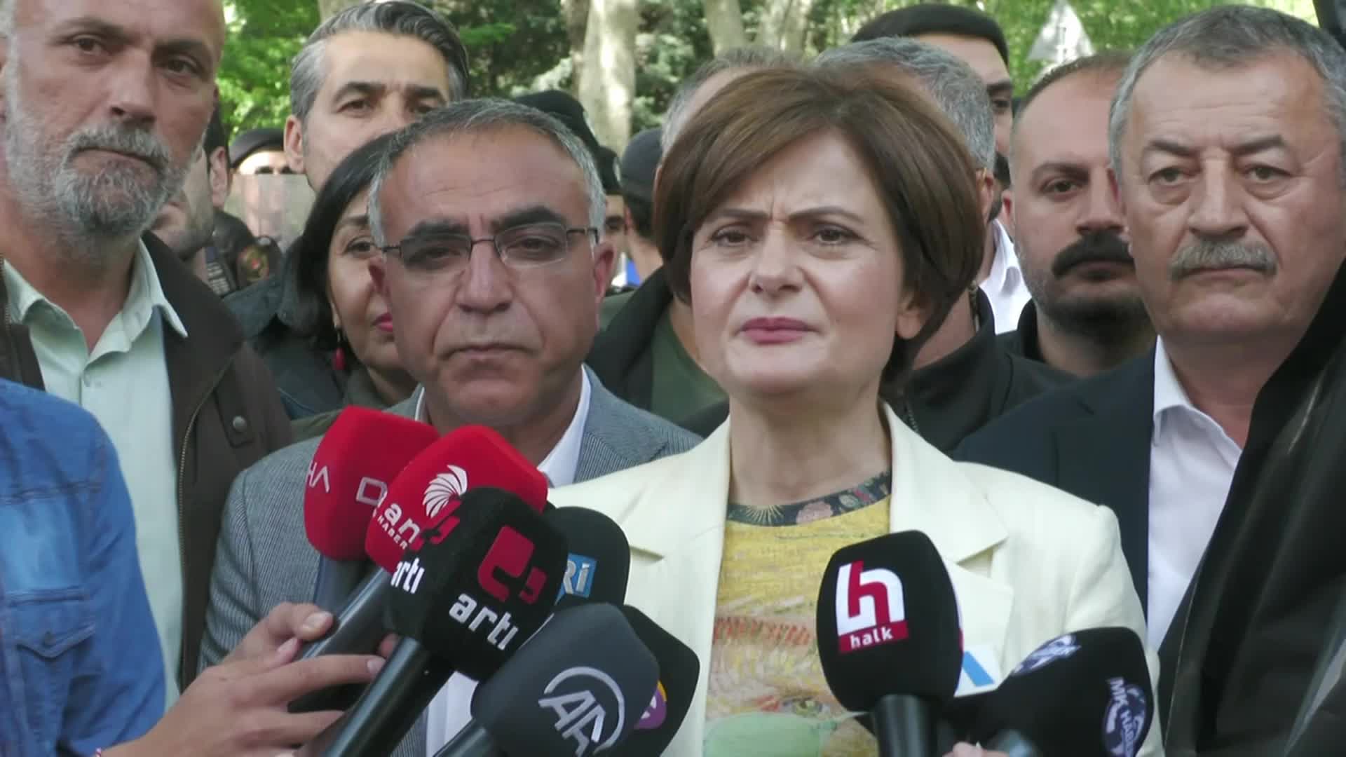 KAFTANCIOĞLU'NUN AKP BİNASI ÖNÜNE SİYAH ÇELENK BIRAKMASINA POLİS ENGEL OLDU: “KÖTÜLÜKTE ŞEYTANI BİLE ÇIRAK ÇIKARANLARLA ASLA HELALLEŞMEYECEĞİZ. HESAPLAŞACAĞIZ”