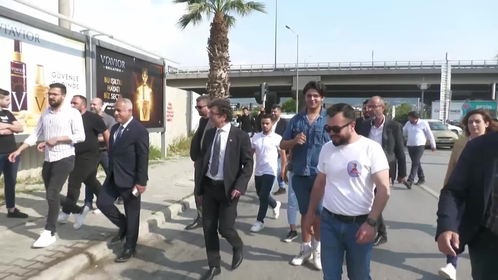 CHP'NİN İZMİR'DE AKP BİNASINA SİYAH ÇELENK BIRAKMASINA POLİS İZİN VERMEDİ, ÇELENK BİNANIN BAHÇE DUVARINA BIRAKILDI. ASLANOĞLU: “TÜRKİYE'Yİ SİZİN RUTUBETLİ KARANLIĞINIZA BIRAKMAYACAĞIZ"