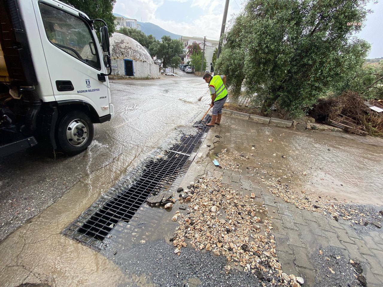 BODRUM BELEDİYESİ EKİPLERİ, ETKİLİ SAĞANAK YAĞIŞ NEDENİYLE TEYAKKUZA GEÇTİ