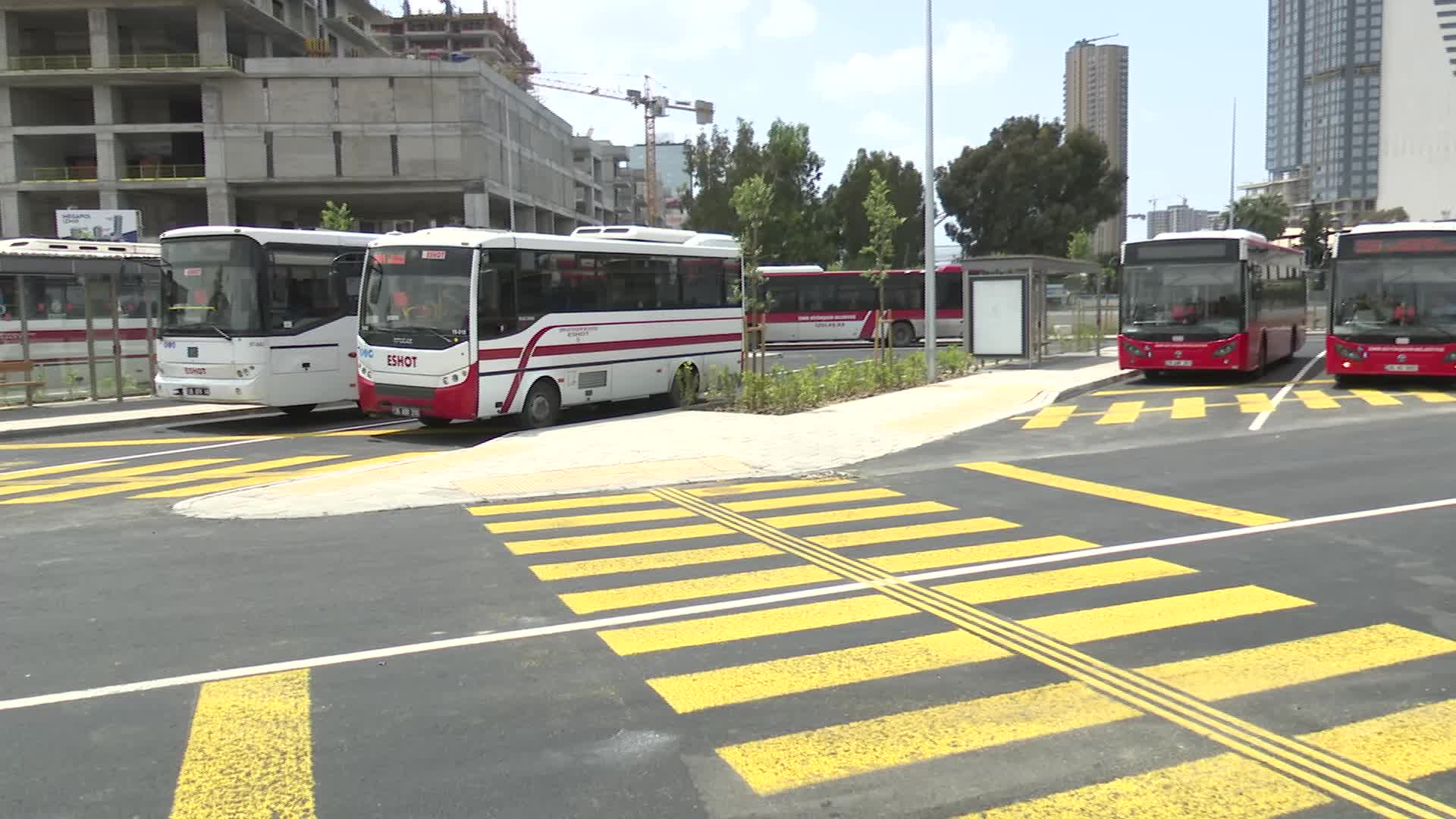 İZMİR BÜYÜKŞEHİR BELEDİYESİ, HALKPINAR AKTARMA MERKEZİ'Nİ YENİ GÖRÜNÜMÜNE KAVUŞTURDU