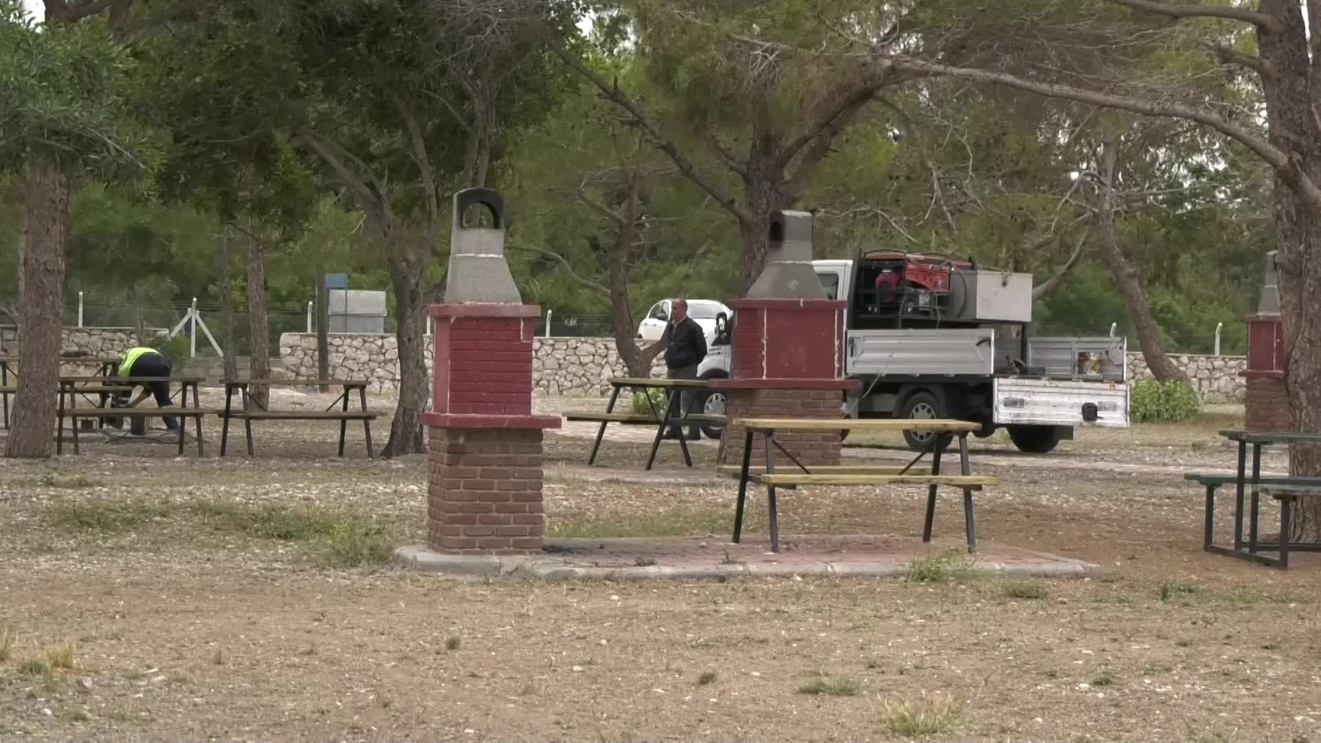 ANTALYA BÜYÜKŞEHİR, LARA BİRLİK HALK PLAJI’NDAKİ BANKLARI YENİLEDİ
