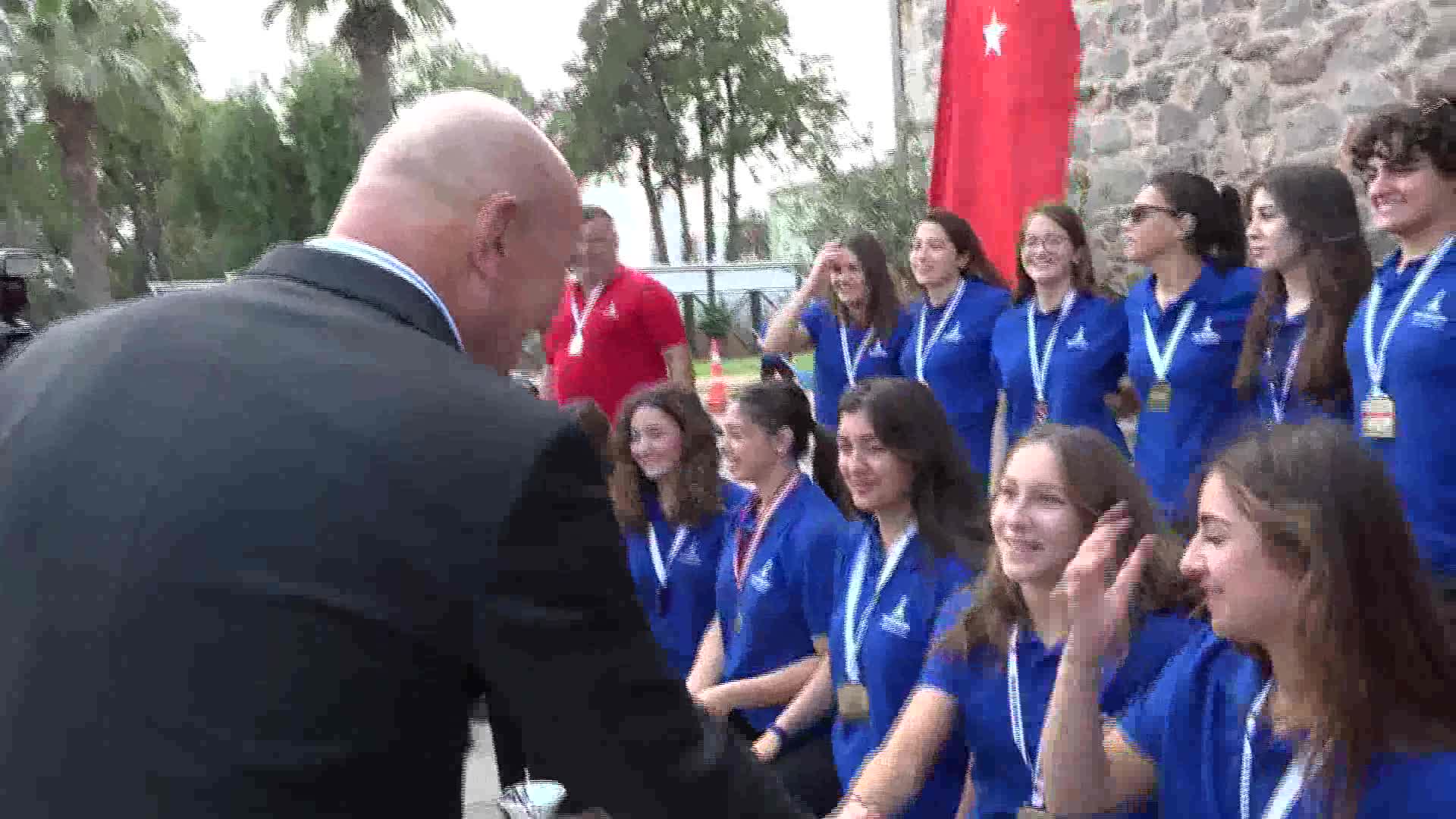 İZMİR’DE SPORCULAR, AFET GÖNÜLLÜSÜ OLUYOR