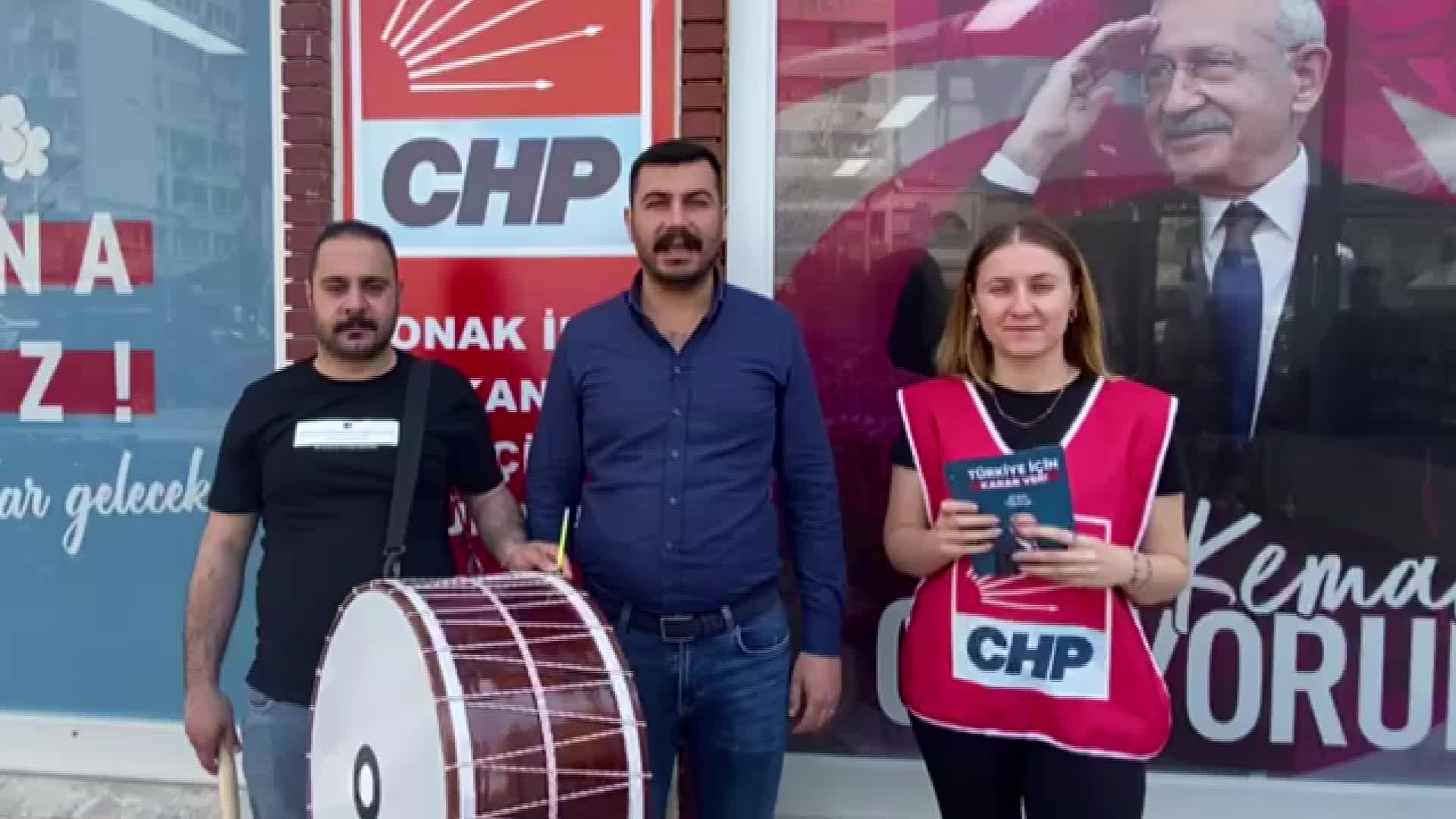 İZMİR’DE CHP’Lİ GENÇLERDEN MANİLİ-DAVULLU SEÇİM ÇALIŞMASI