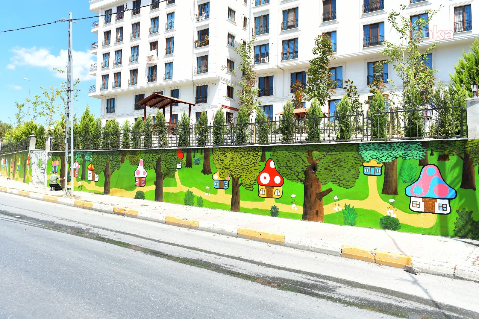 PARKLARIN DUVARLARI ÇOCUKLAR İÇİN RENKLENDİRİLİYOR