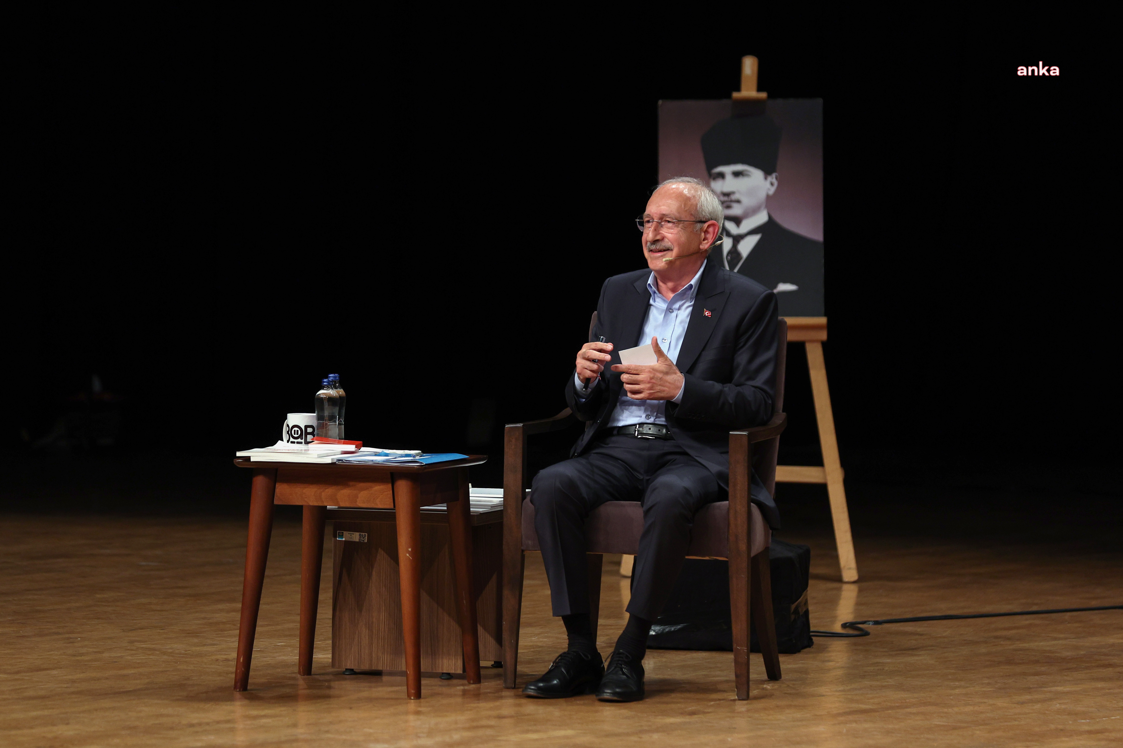 KEMAL KILIÇDAROĞLU: "SORU SORAN GENÇLERE, ‘AK PARTİLİ DEĞİLİM DEDİ AMA FOTOĞRAFI ÇIKTI’ VB. PAYLAŞIMLARI DURDURUN. CESARET GÖSTERİP O SALONA GELDİLER; İNSAN KENDİNİ NASIL TANIMLIYORSA, HİSSEDİYORSA, ODUR. BIRAKIN KAVGA DİLİNİ GENÇLER"