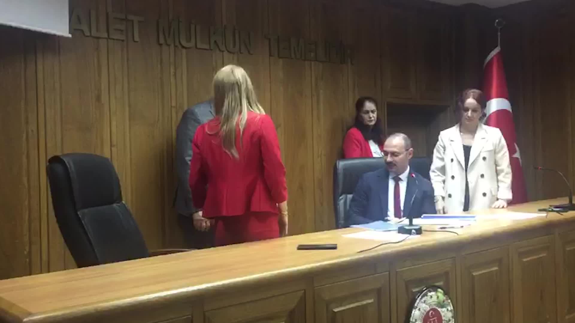 RİZE'DEN 46 YIL SONRA CHP'DEN MİLLETVEKİLİ SEÇİLEN TAHSİN OCAKLI MAZBATASINI ALDI