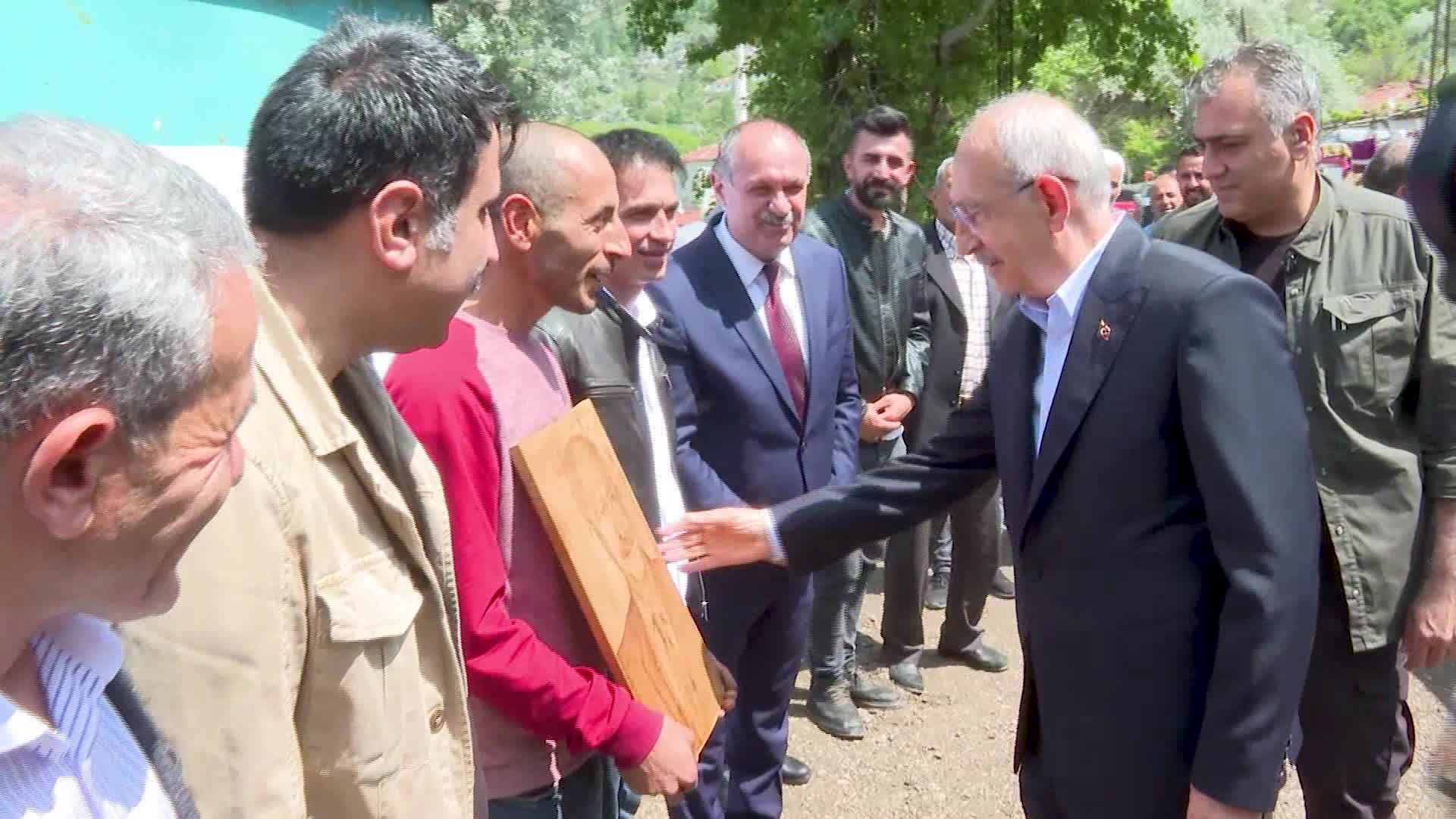 KEMAL KILIÇDAROĞLU, ANKARA'DA GERİ DÖNÜŞÜM EMEKÇİLERİYLE BİR ARAYA GELDİ... "BUGÜN HAYATI BOYUNCA BİR KİLO SIFIR ATIK TOPLAMAMIŞ İNSANLAR MECLİS’TE ALKIŞLAR ALIYORLAR, İLTİFATLAR ALIYORLAR. AMA BİZE 600 TL CEZA YAZIYORLAR ATIK TOPLADIĞIMIZ İÇİN"
