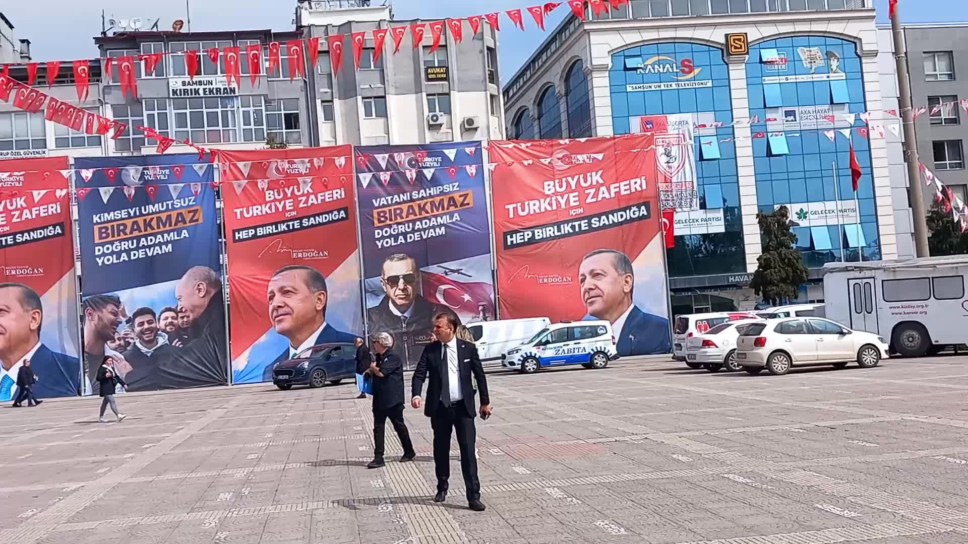 CHP SAMSUN İL BAŞKANI TÜRKEL, SEÇİM KURULUNUN KARARINA KARŞIN MEYDANDAKİ ERDOĞAN AFİŞLERİNİN KALDIRILMAMASINA TEPKİ GÖSTERDİ