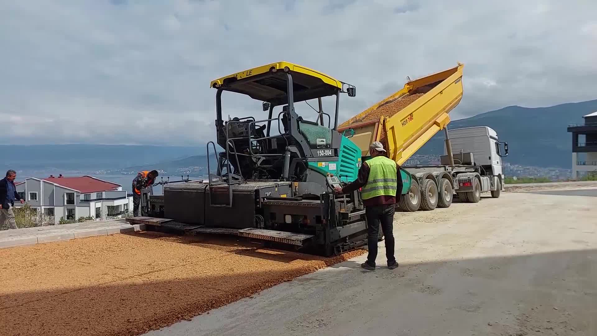 GEMLİK BELEDİYESİ,  YOL ÇALIŞMALARINI SÜRDÜRÜYOR