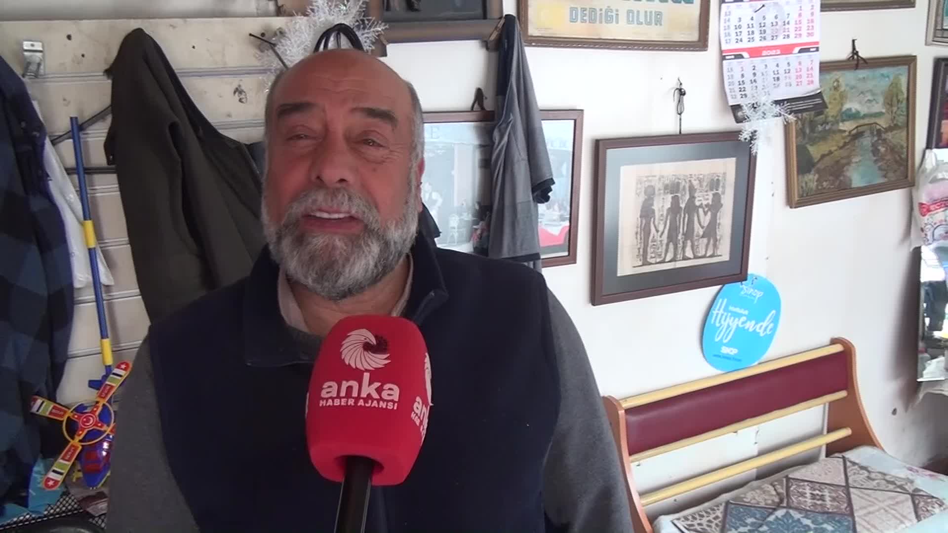SİNOP’TA AYAKKABI BOYACILIĞI YAPAN MUSTAFA COŞAR; “150 LİRAYA ALDIĞIM DERİ BOYASI 300 LİRA OLDU. GÜCÜMÜZ YETMİYOR”