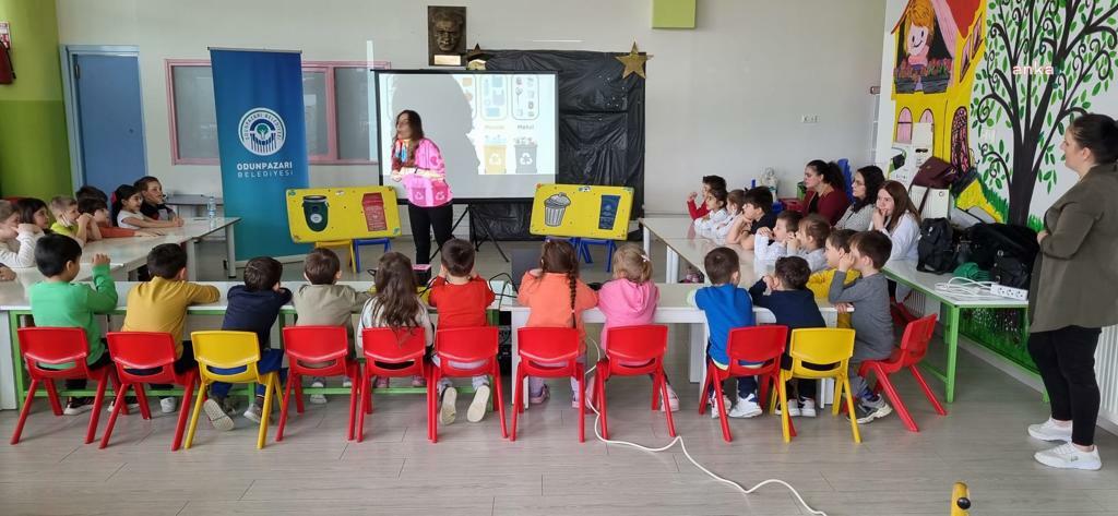 ODUNPAZARI BELEDİYESİ KREŞLERİNDE ÇOCUKLARA SIFIR ATIK VE GERİ DÖNÜŞÜM ANLATILDI