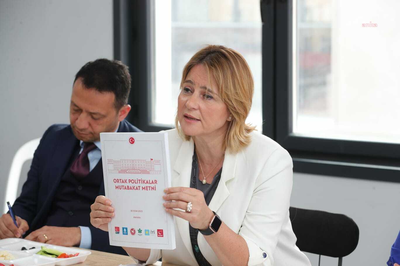 DEVA PARTİLİ OKTAR: “TRT, CNN TÜRK, KANAL D VE ATV GİBİ EKRANLARDA HALKIN ÇIKARLARI ÇİĞNENMİŞTİR. UYGULANAN AMBARGO, KILIÇDAROĞLU’NA DEĞİL, HALKA KARŞIDIR”