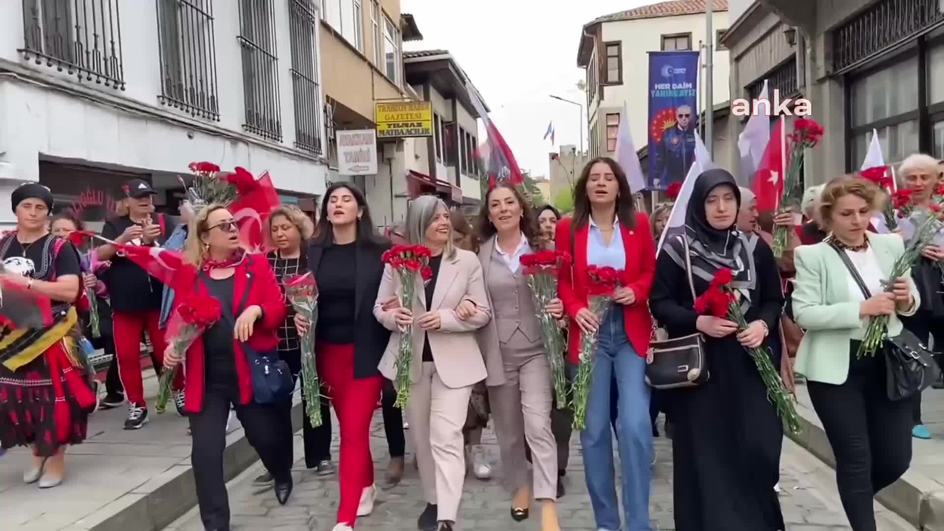 TRABZON'DA MİLLET İTTİFAKI'NI OLUŞTURAN SİYASİ PARTİLERİN KADIN KOLLARI YÜRÜYÜŞ DÜZENLEDİ