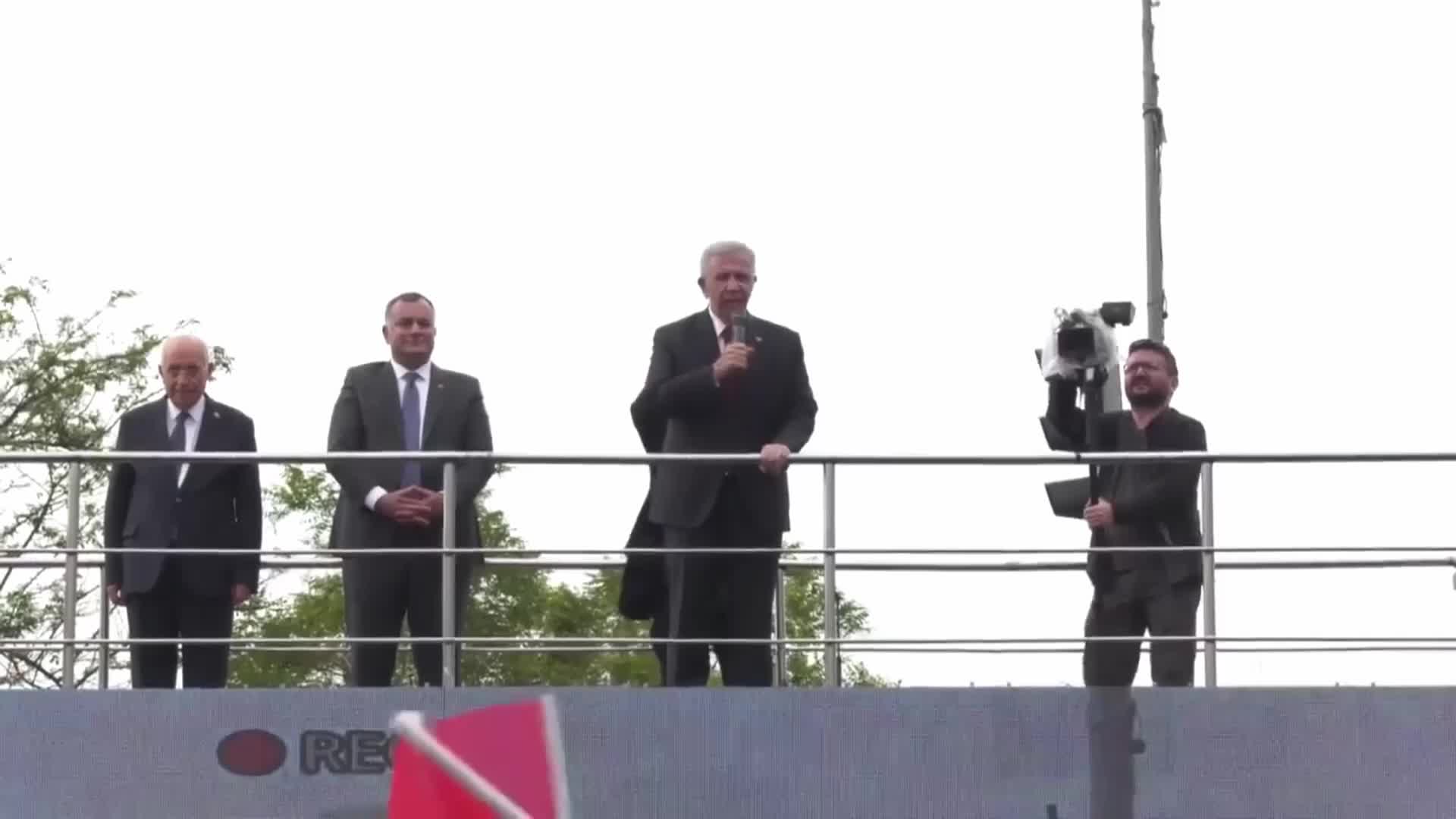 MANSUR YAVAŞ: “İKİ TARAFIN DA POLİTİKASINI BEĞENMEYİP SİNAN OĞAN’IN PEŞİNE KOŞANLAR, ŞU ANDA GERÇEĞİ GÖRDÜ”