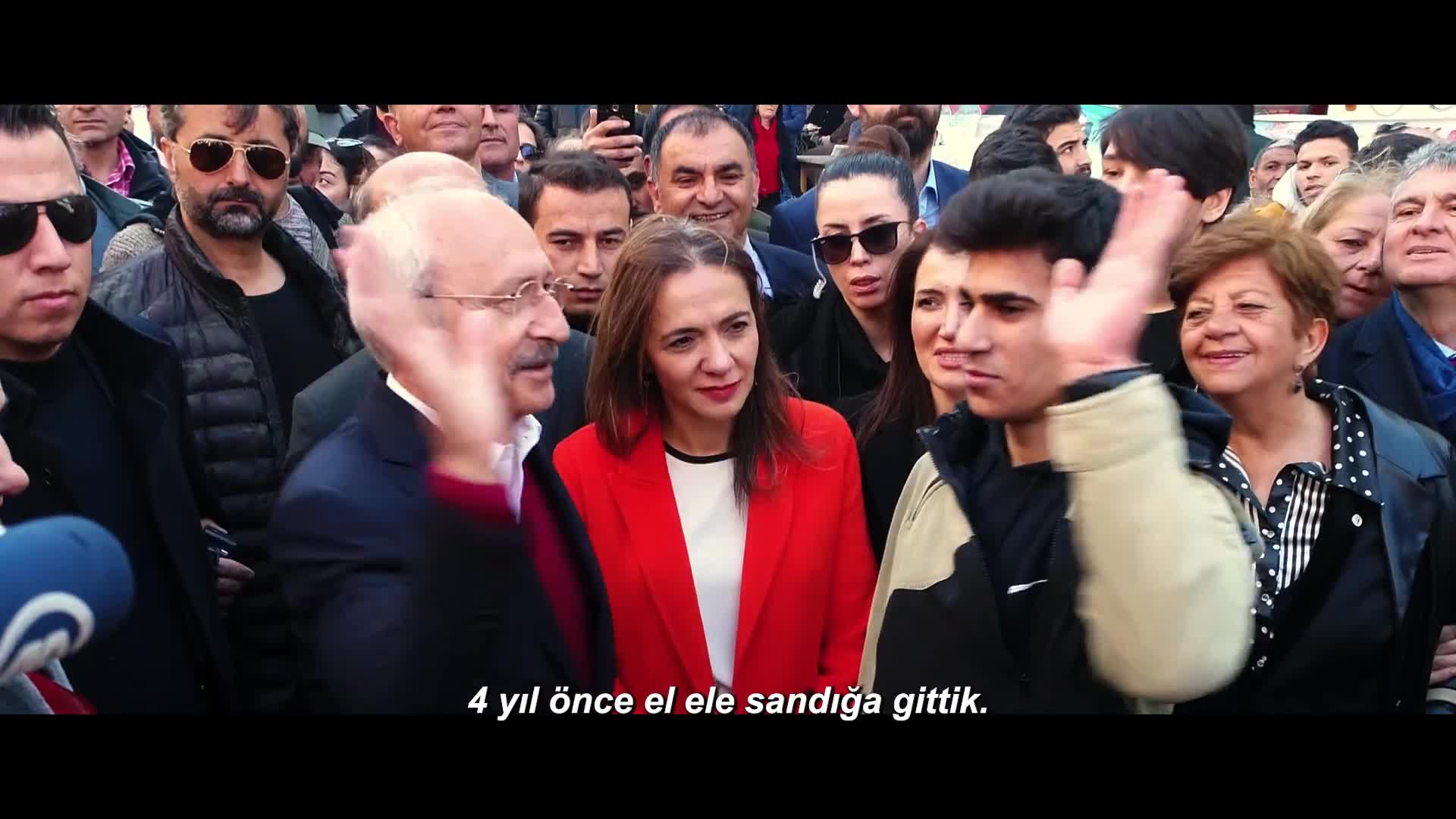 KILIÇDAROĞLU: “KALK AYAĞA, ÜŞENME, ‘OLMAZ’ DEME. SENİN OYUN, ONUN BOYUNU AŞACAK. SEN AYAĞA KALKTIKÇA ONU KORKU BASACAK. AYAĞA KALK TÜRKİYE’M. BİR ADIM KALDI. İLK TURDA SALLADIK, İKİNCİ TURDA KAZANACAĞIZ”