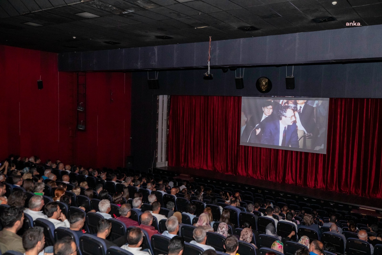 İZMİRLİLER KEMAL KILIÇDAROĞLU’NUN HAYATINI ANLATAN BELGESELİ İZLEDİ