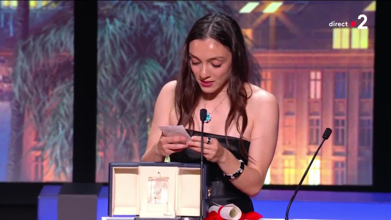 MERVE DİZDAR, 76. CANNES FİLM FESTİVALİ’NDE EN İYİ KADIN OYUNCU ÖDÜLÜNÜ ALDI… DİZDAR: BU ÖDÜLÜ TÜRKİYE’DE HAK ETTİĞİ GÜZEL GÜNLERİ YAŞAMAYI BEKLEYEN TÜM MÜCADELECİ RUHLARA ARMAĞAN EDİYORUM