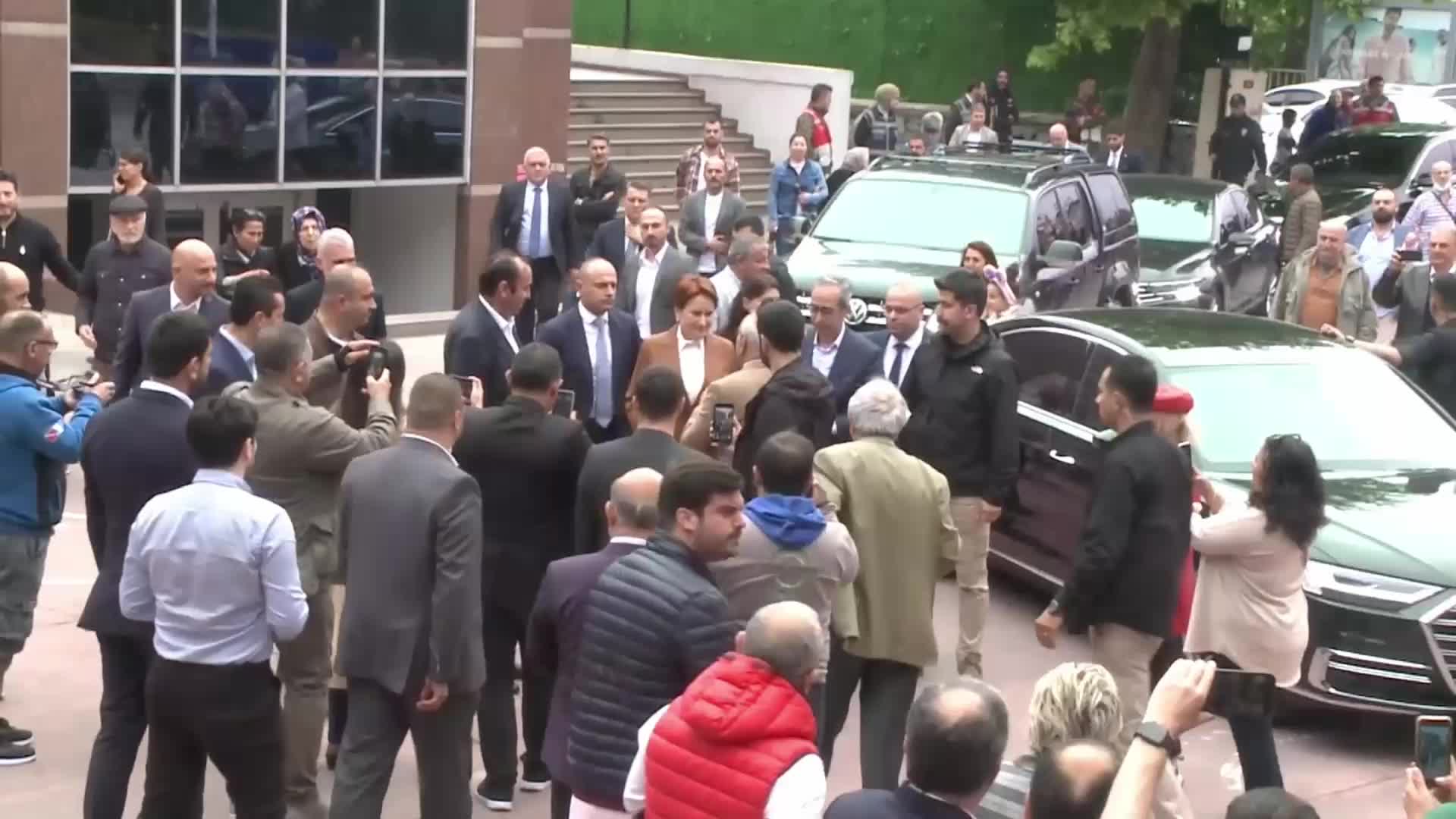 AKŞENER, OYUNU İSTANBUL'DA KULLANDI: "GENÇLERİN GELECEĞİ AÇISINDAN ÇOK ÖNEMLİ BİR SEÇİMİN SAFHASINDA OYUMUZU KULLANDIK"