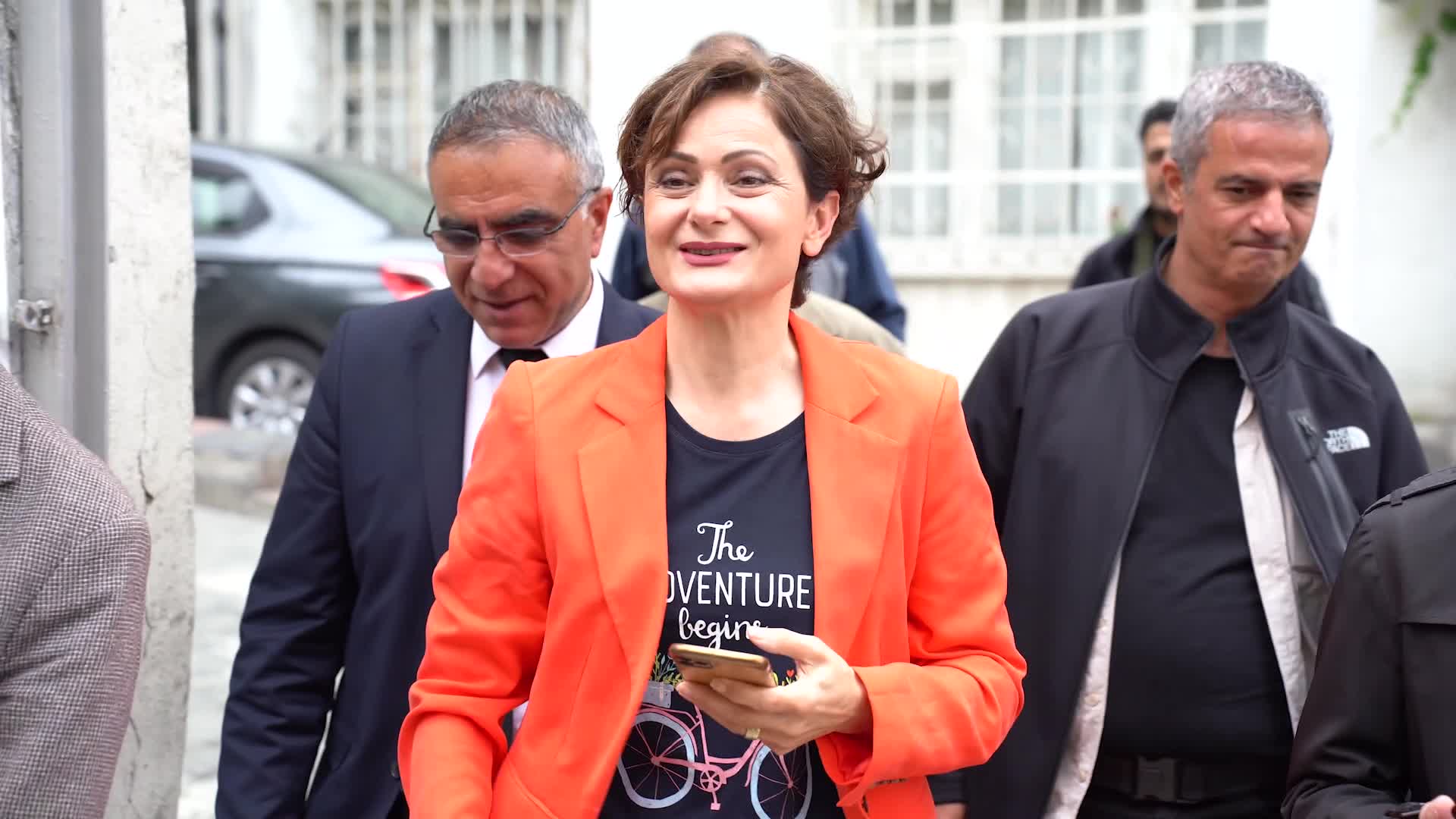 KAFTANCIOĞLU, OYUNU KULLANDI: “İSTANBUL’DA BİR OKULDA SINIF UYGUN OLMADIĞI İÇİN MÜŞAHİTLERİN SOKULMAK İSTENMEMESİ ÜZERİNE İTİRAZLA ORTADAN KALDIRILMIŞ”