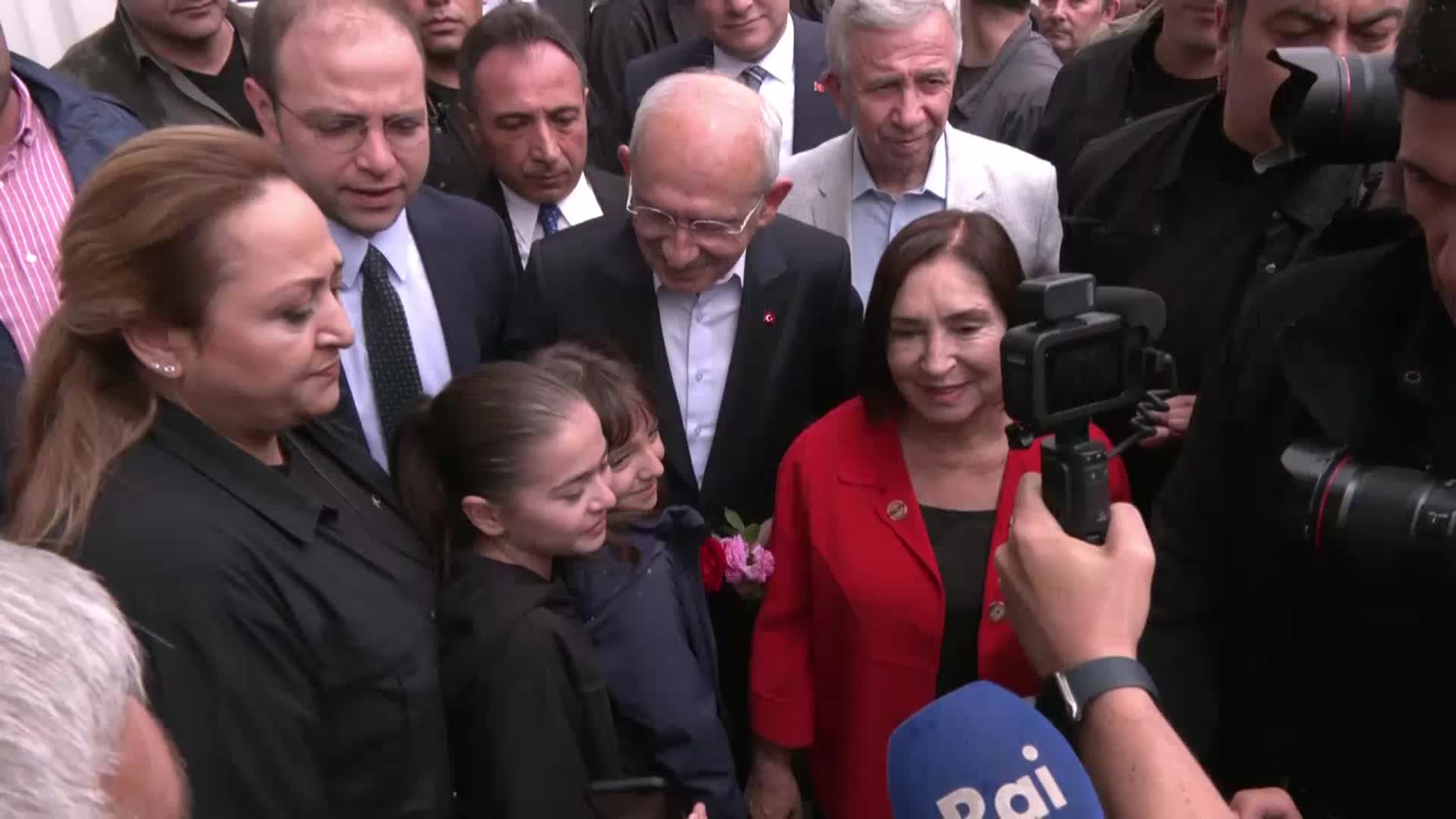 KEMAL KILIÇDAROĞLU EŞİ SELVİ KILIÇDAROĞLU İLE BİRLİKTE ANKARA'DA OYUNU KULLANDI... "BU SEÇİM ÇOK ZOR KOŞULLARDA GERÇEKLEŞEN BİR SEÇİMDİR. HER TÜRLÜ KARALAMA, İFTİRA YAPILDI, AMA BEN HALKIN SAĞDUYUSUNA GÜVENİYORUM"