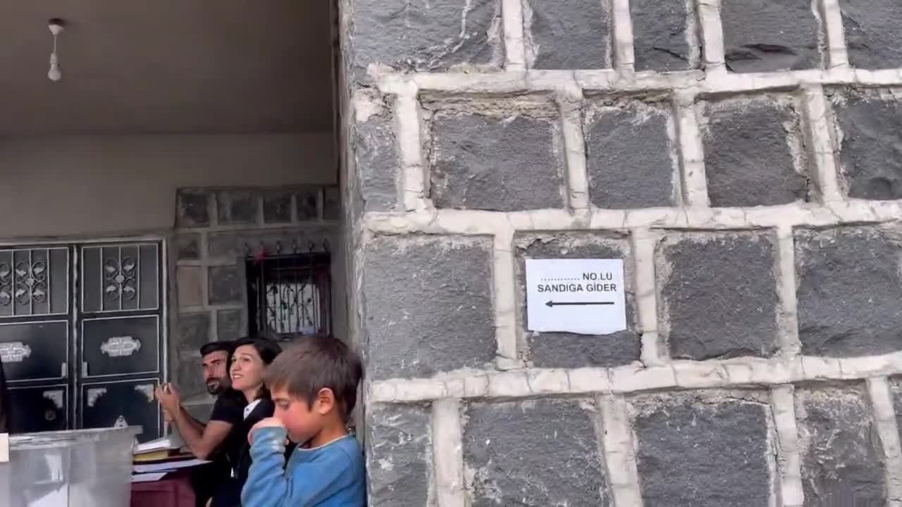 SİVEREK'TE BİR KÖYDE SANDIK MUHTARIN EVİNE KURULDU... CHP'Lİ BAŞARIR: "BİZ, TUTANAĞIMIZI TUTTUK, BİR GÖZLEMCİ YERLEŞTİRDİK VE SANDIK GÜVENLİĞİNİ SAĞLADIK"
