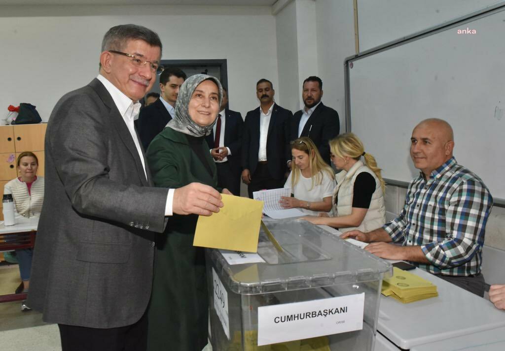 DAVUTOĞLU: ÜLKEMİZİN, MİLLETİMİZİN GELECEĞİ İÇİN EŞİM SARE HANIMLA BİRLİKTE, VATANDAŞLIK GÖREVİMİZİ YERİNE GETİREREK OYUMUZU KULLANDIK