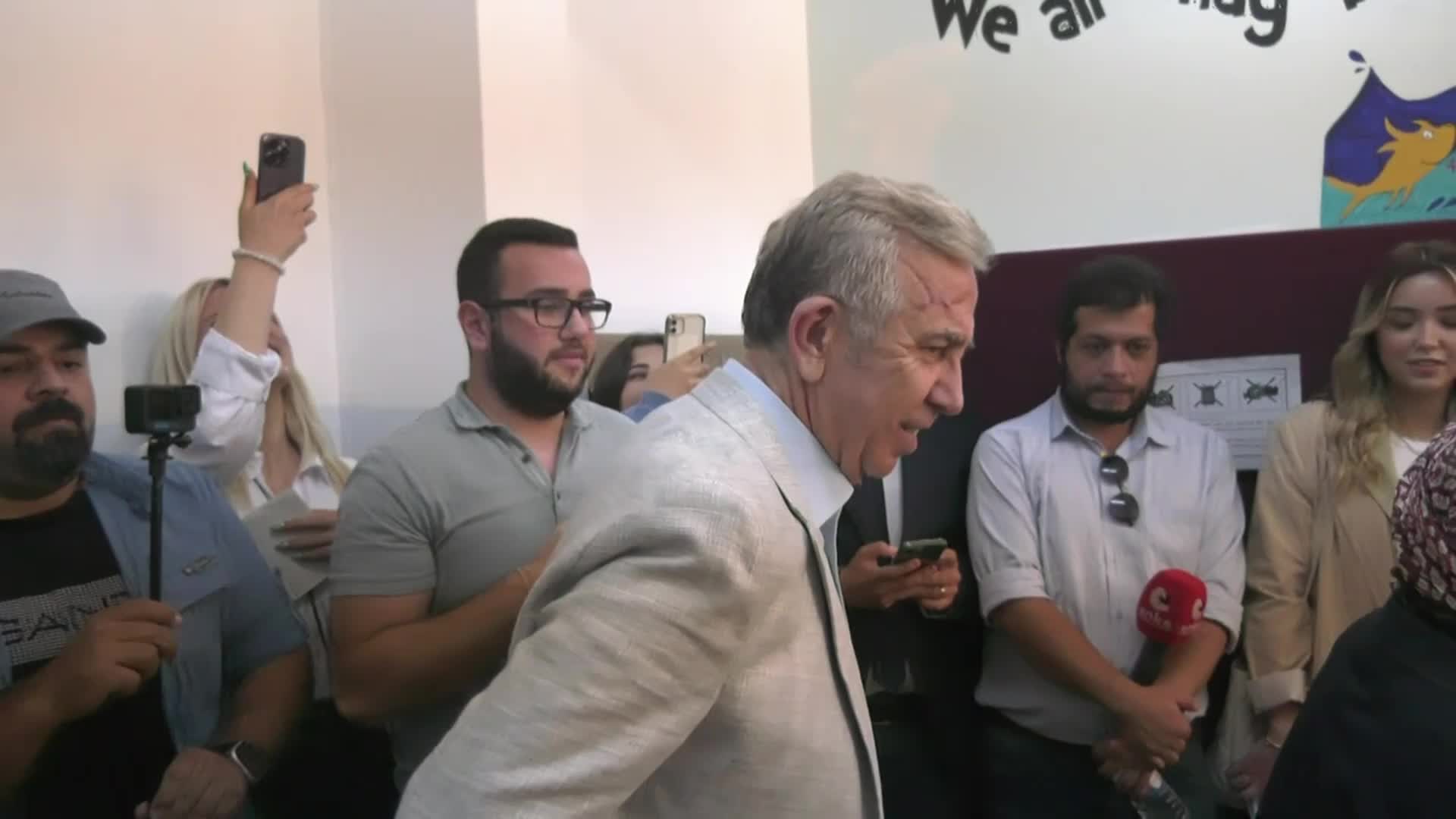 MANSUR YAVAŞ ANKARA'DA OY KULLANDI: “İNSANLAR OYLARINI KENDİ HÜR VİCDANINA GÖRE KULLANACAK, İNŞALLAH GÜZEL GÜNLER GÖRECEĞİZ”