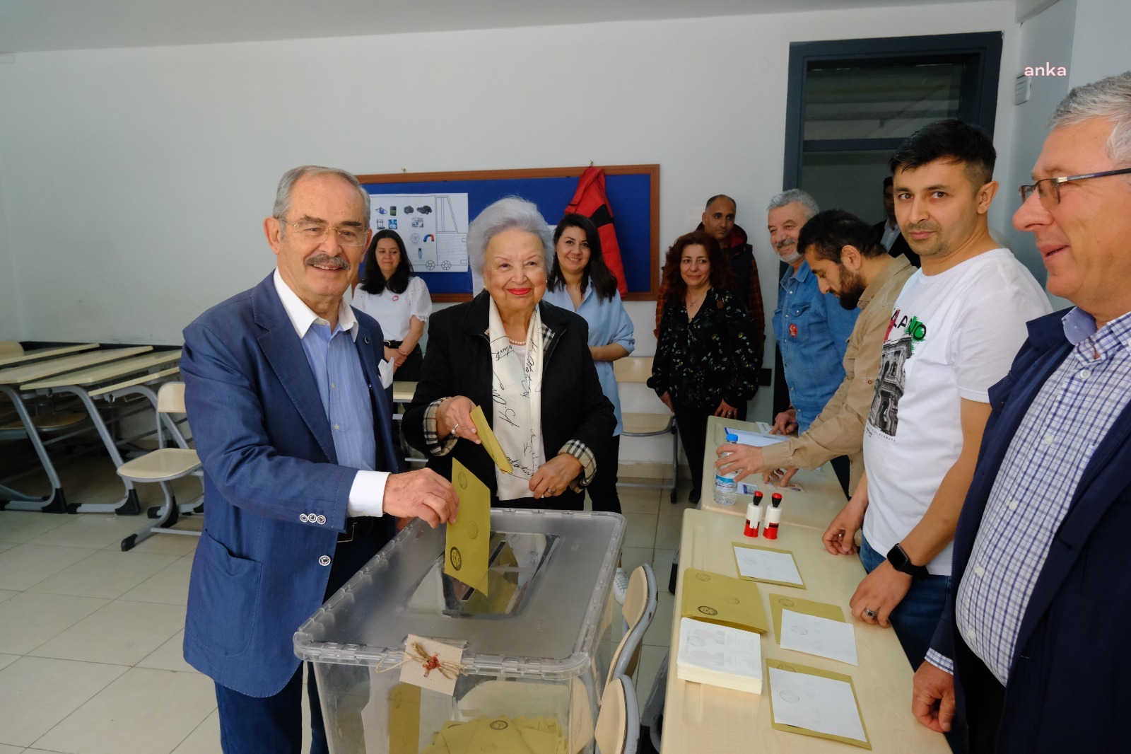 YILMAZ BÜYÜKERŞEN, ÖNCE OYUNU KULLANDI SONRA OKULLARI ZİYARET ETTİ