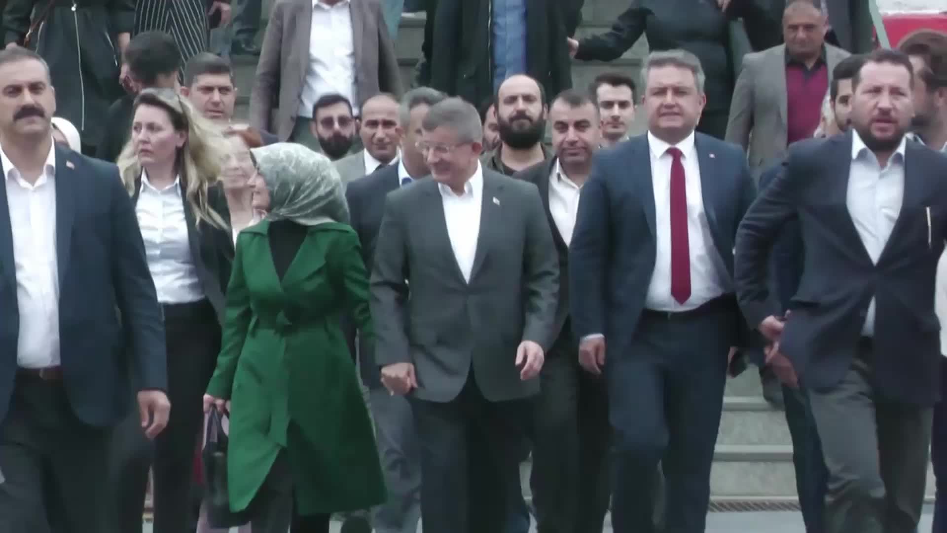 DAVUTOĞLU, OYUNU İSTANBUL'DA KULLANDI: "SAYIN ŞEKER'E YÖNELİK SALDIRIYI ŞİDDETLE KINIYORUM. HİÇ BİR ŞEKİLDE SANDIKLARA GÖLGE DÜŞMEMELİ"
