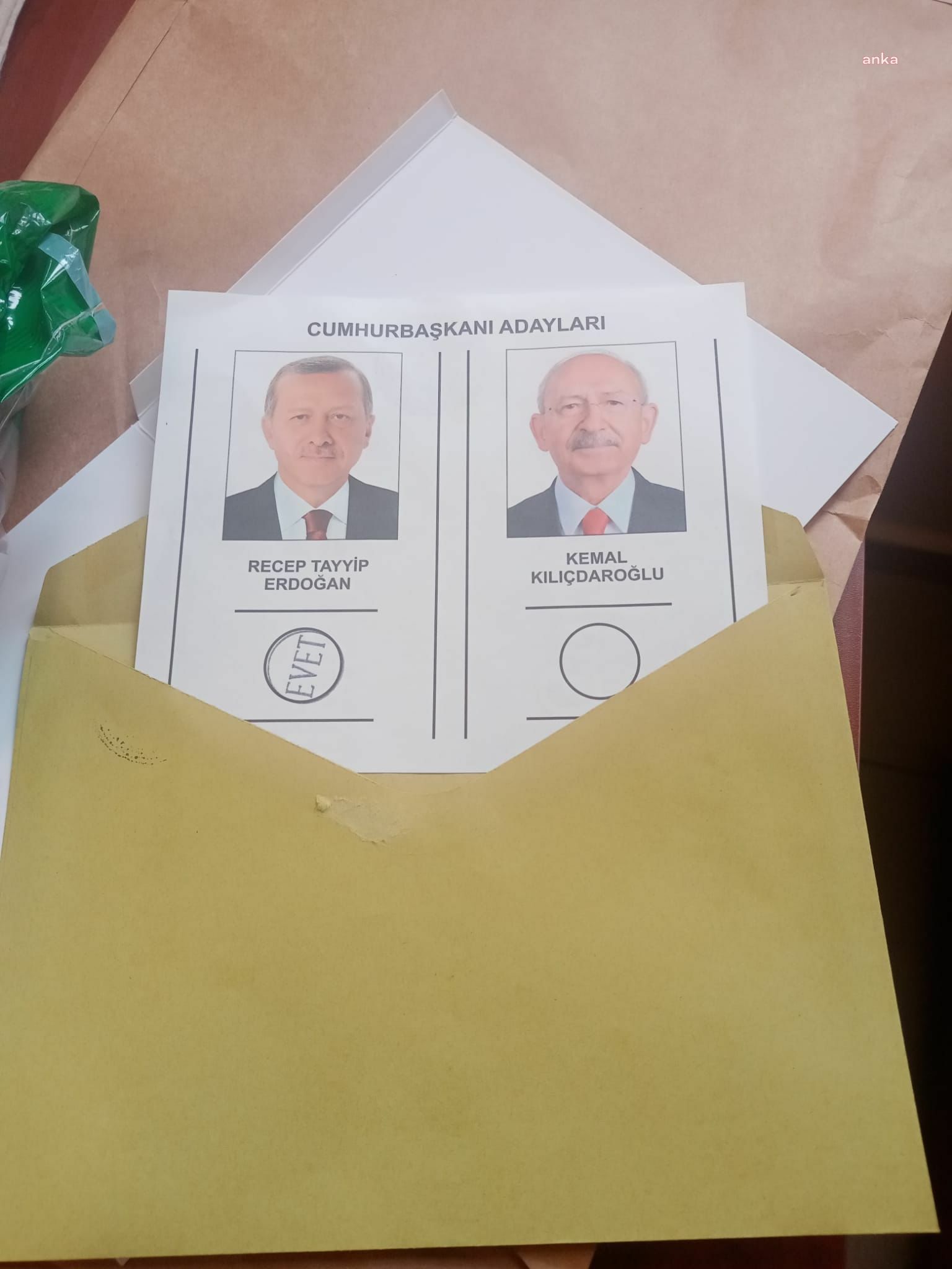 TEKİRDAĞ’DA, ZARF İÇERİSİNDEN; ERDOĞAN’A “EVET” MÜHRÜ BASILMIŞ PUSULA ÇIKTI, TUTANAK TUTULDU