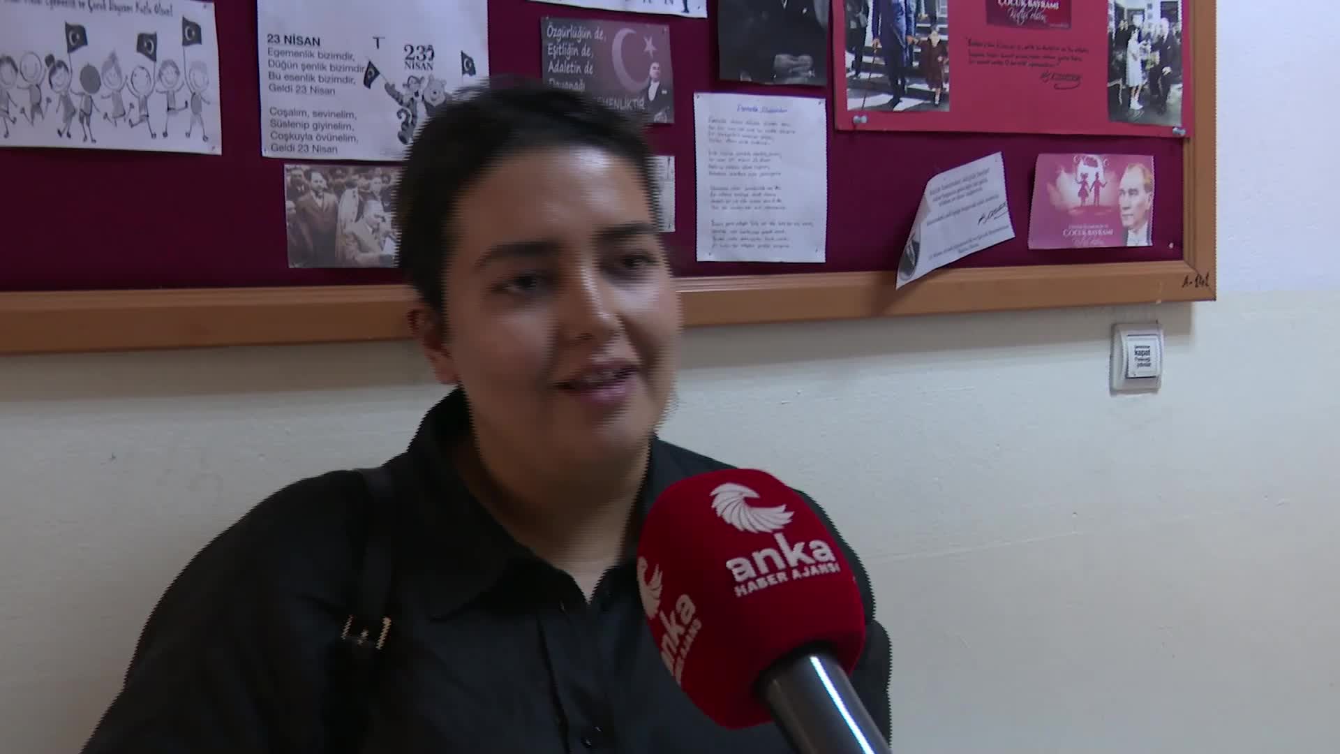ANITTEPE ORTAOKULU’NDA GÖREVLİ AVUKAT AVŞAR ÇAĞLAYAN: "AK PARTİLİ SANDIK GÖREVLİLERİNİN TAKTIĞI YAKA KARTININ RENGİ TURUNCU. DİREKT OLARAK AK PARTİ’Yİ SEMBOLİZE ETTİĞİNDEN İNSANLAR VE SANDIK GÖREVLİLERİ BUNA İTİRAZ ETTİLER"