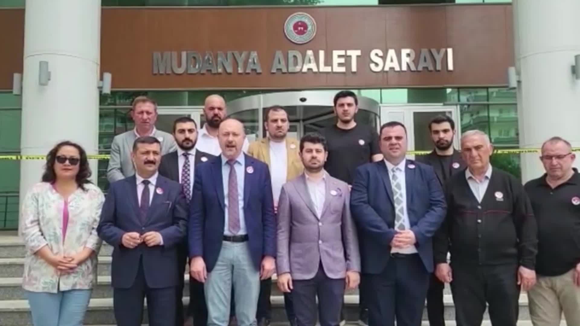 BURSA’DA AKP’NİN İTİRAZI ÜZERİNE MUDANYA İLÇE SEÇİM KURULU, SANDIK GÖREVLİLERİ VE MÜŞAHİTLERİN ATATÜRK VE TÜRK BAYRAĞI ROZETİ TAKMASINI YASAKLADI