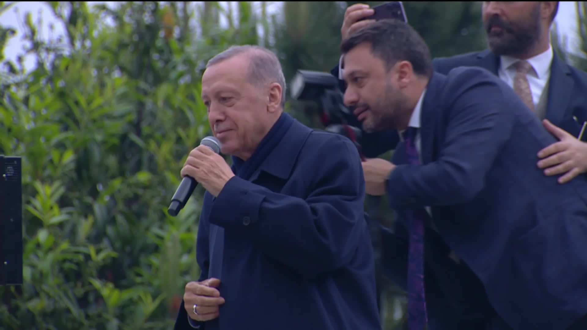ERDOĞAN KISIKLI’DA YURTTAŞLARA SESLENDİ: “ÖNÜMÜZDEKİ 5 YIL BOYUNCA, ÜLKEYİ YÖNETME SORUMLULUĞUNU BİR KEZ DAHA BİZE TEVDİ EDEN MİLLETİMİZİN HER BİR FERDİNE TEŞEKKÜR EDİYORUM”