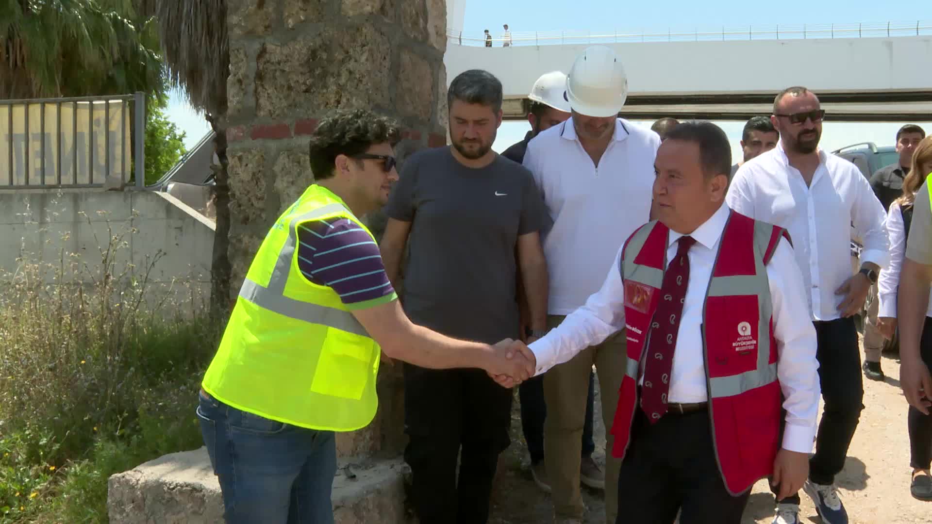 MUHİTTİN BÖCEK, CIRNIK KÖPRÜSÜ’NDE DEVAM EDEN ÇALIŞMALARI YERİNDE İNCELEDİ