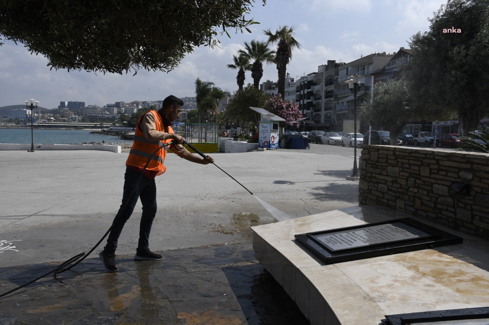 KUŞADASI BELEDİYESİ’NİN TEMİZLİK MESAİSİ ARALIKSIZ SÜRÜYOR