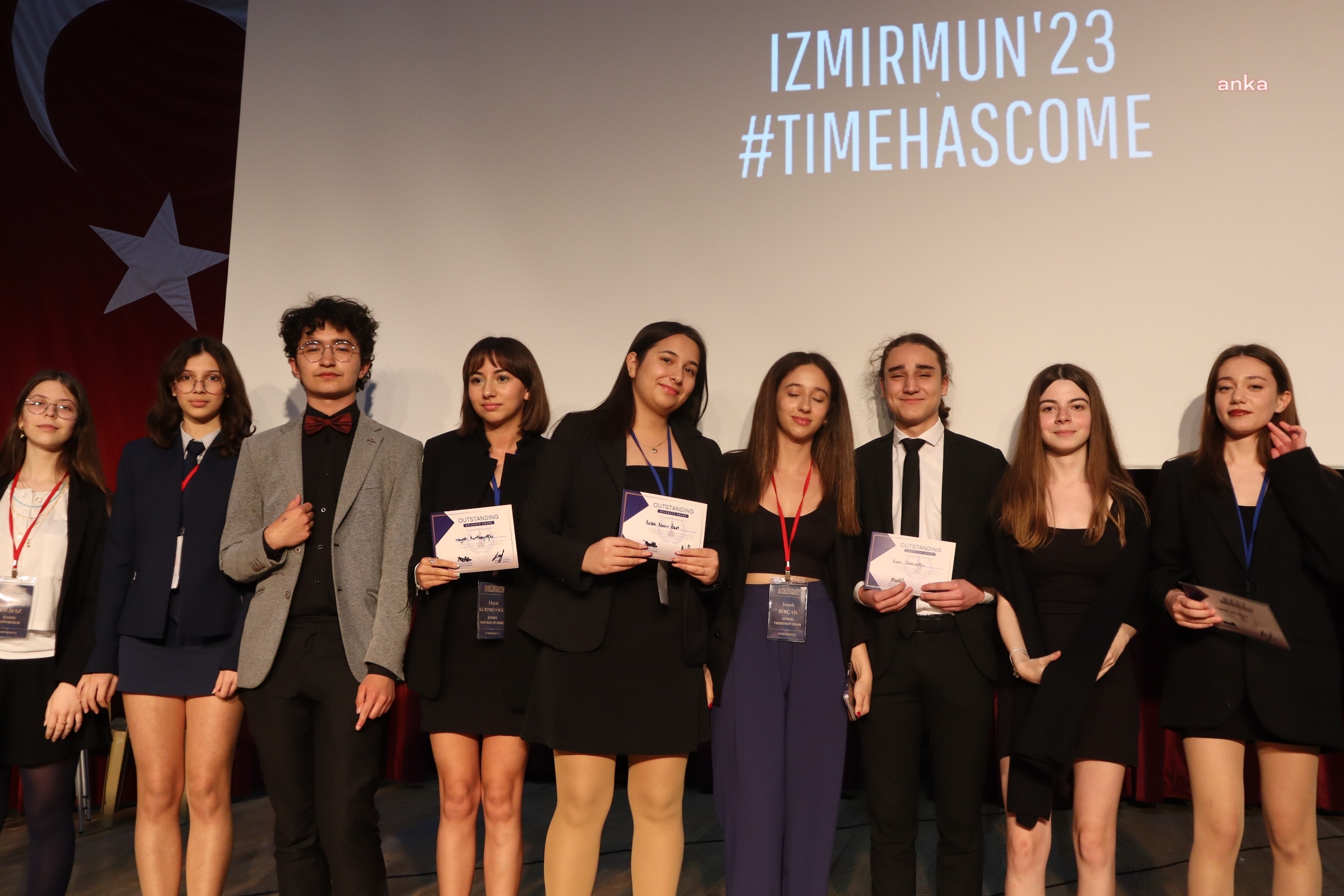 BORNOVA’DA GENÇLER DÜNYA SORUNLARINI TARTIŞTI