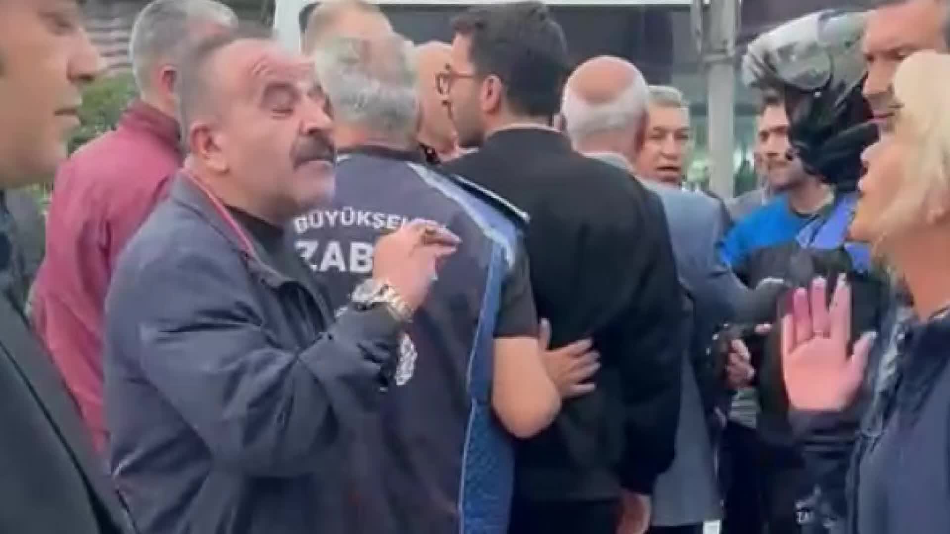 ÜSKÜDAR’DA KAÇAK KAFENİN YIKIMI SIRASINDA ARBEDE ÇIKTI İBB İMAR MÜDÜRÜ YARALANDI