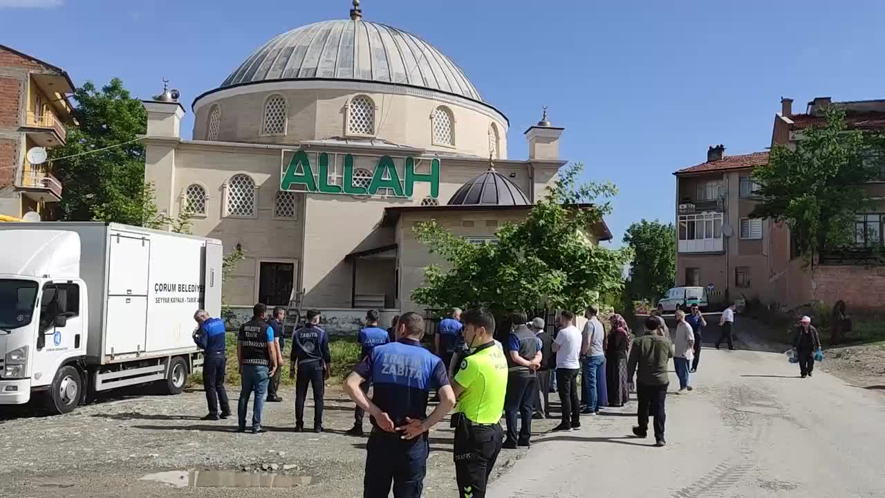 ÇORUM'DA CAMİ YIKIMINA VATANDAŞLAR TEPKİ GÖSTERDİ. ECZACILAR ODASI BAŞKANI GÜLER: "HANİ KILIÇDAROĞLU GELDİĞİNDE CAMİLERİMİZDE NAMAZ KILAMAYACAKTIK, BUGÜN CAMİYİ YIKIYORSUNUZ"