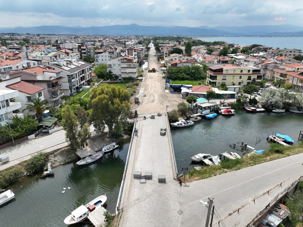 EDREMİT’TE İKİZÇAY KÖPRÜ YOLU YENİDEN DÜZENLENİYOR