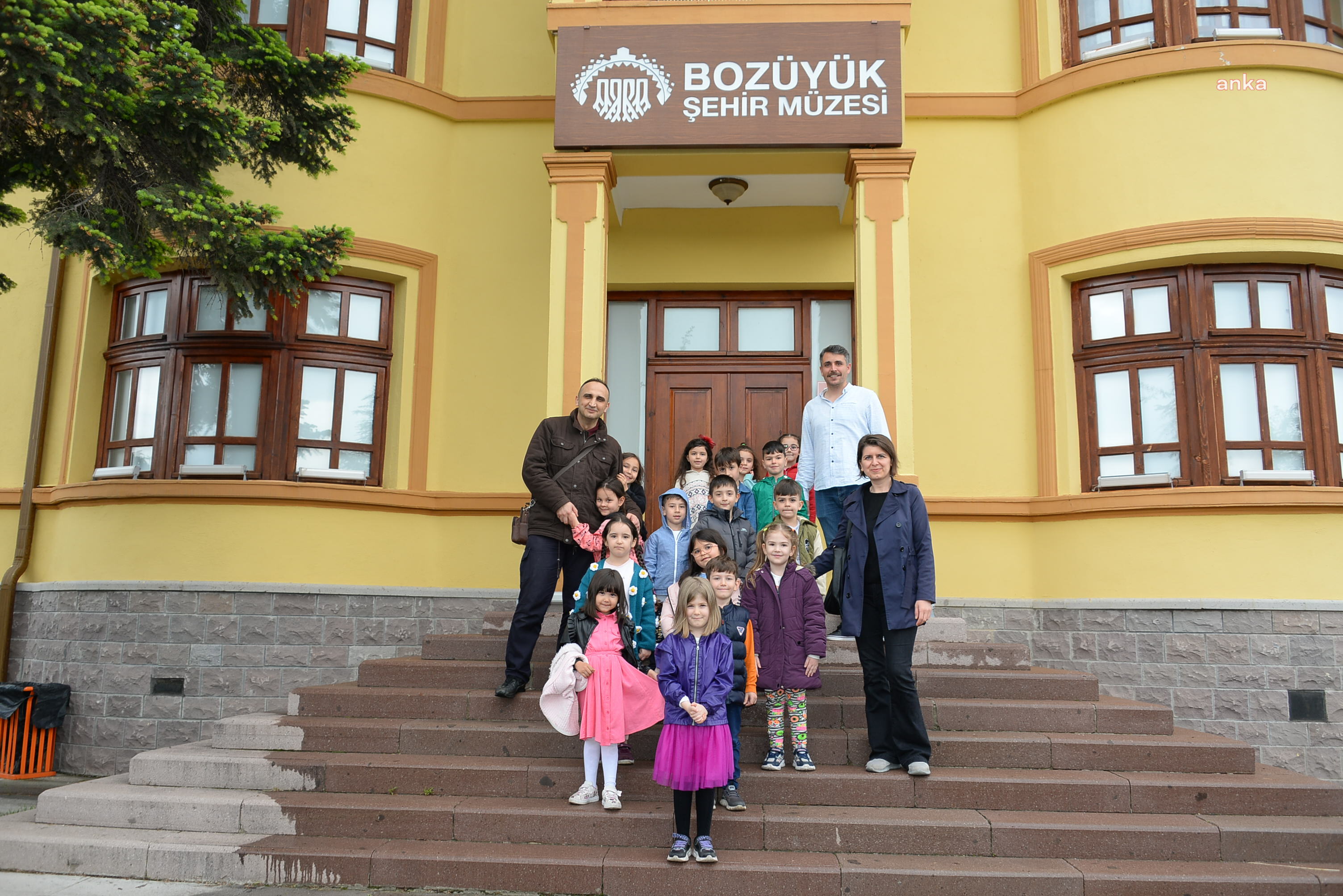 BOZÜYÜKLÜ ÖĞRENCİLER, ‘DÜNDEN BUGÜNE SESTEN KALBE’ RADYO SERGİSİNİ ZİYARET ETTİ