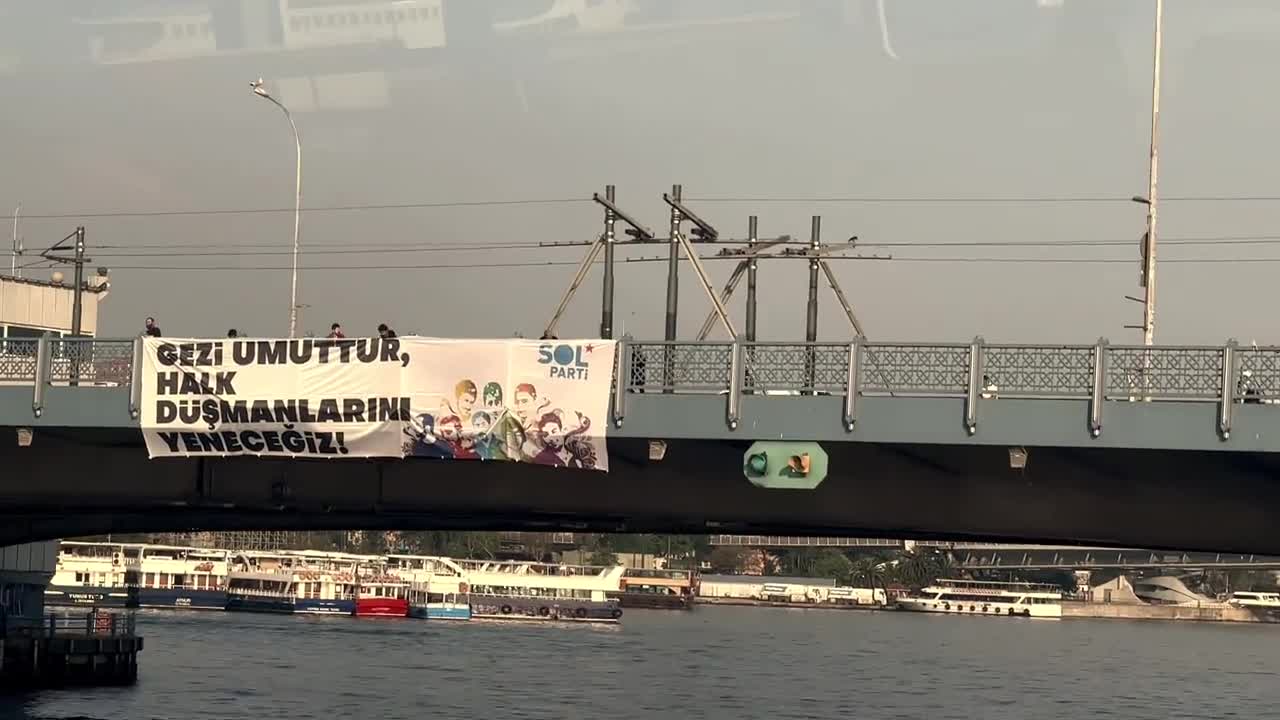 SOL PARTİ’DEN GEZİ’NİN 10’UNCU YILINDA GALATA KÖPRÜSÜ’NE PANKART: “GEZİ UMUTTUR, HALK DÜŞMANLARINI YENECEĞİZ”