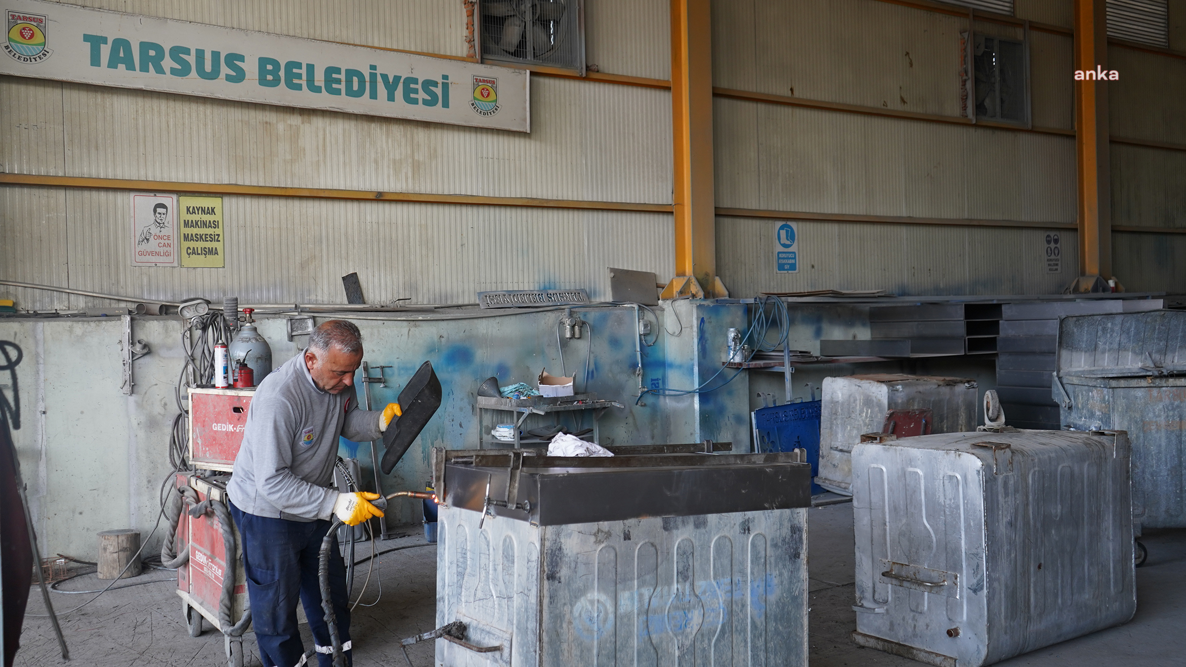 TARSUS BELEDİYESİ, 2.500 ADET ÇÖP KONTEYNERİNİ ONARARAK YENİDEN KULLANIMA SUNDU
